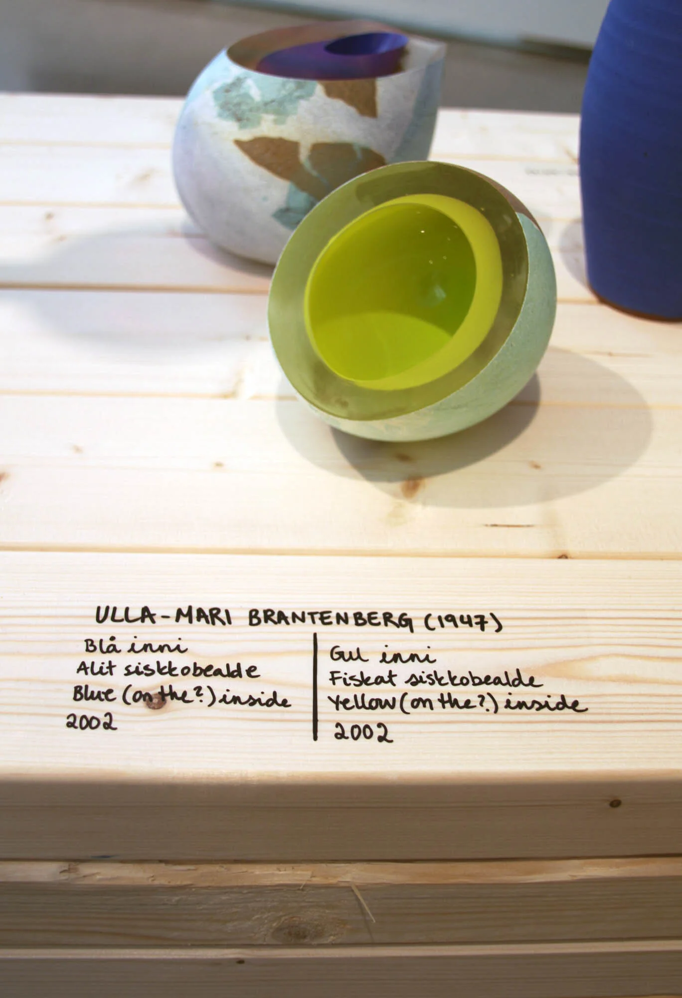 Verk av Ulla-Mari Brantenberg med verksbeskrivelser skrevet for hånd. Foto: Maija Liisa Björklund 