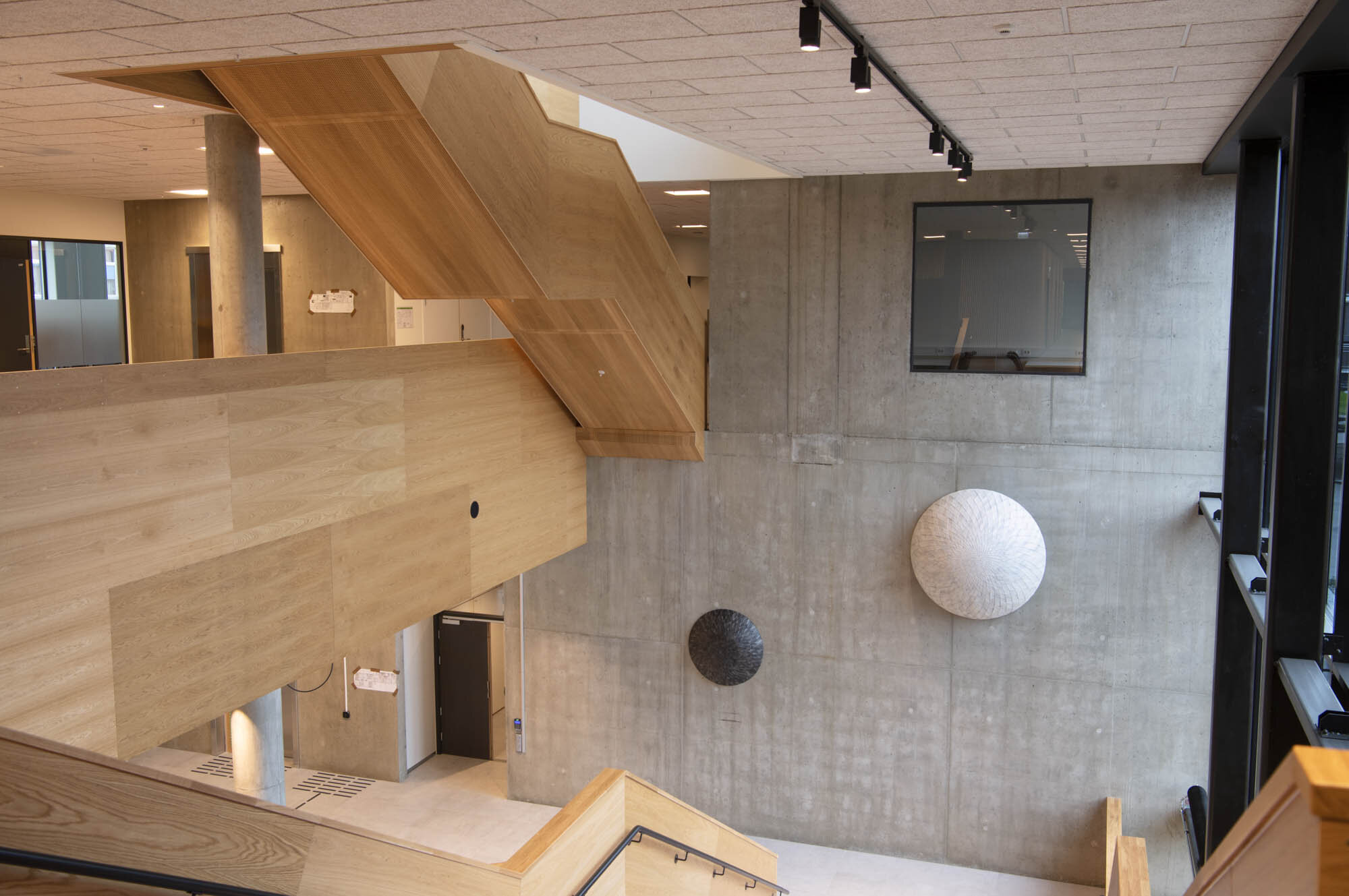 Stor klode - liten klode (2020) av Solveig Ovanger i trappeoppgangen til den nye ILP-bygningen 