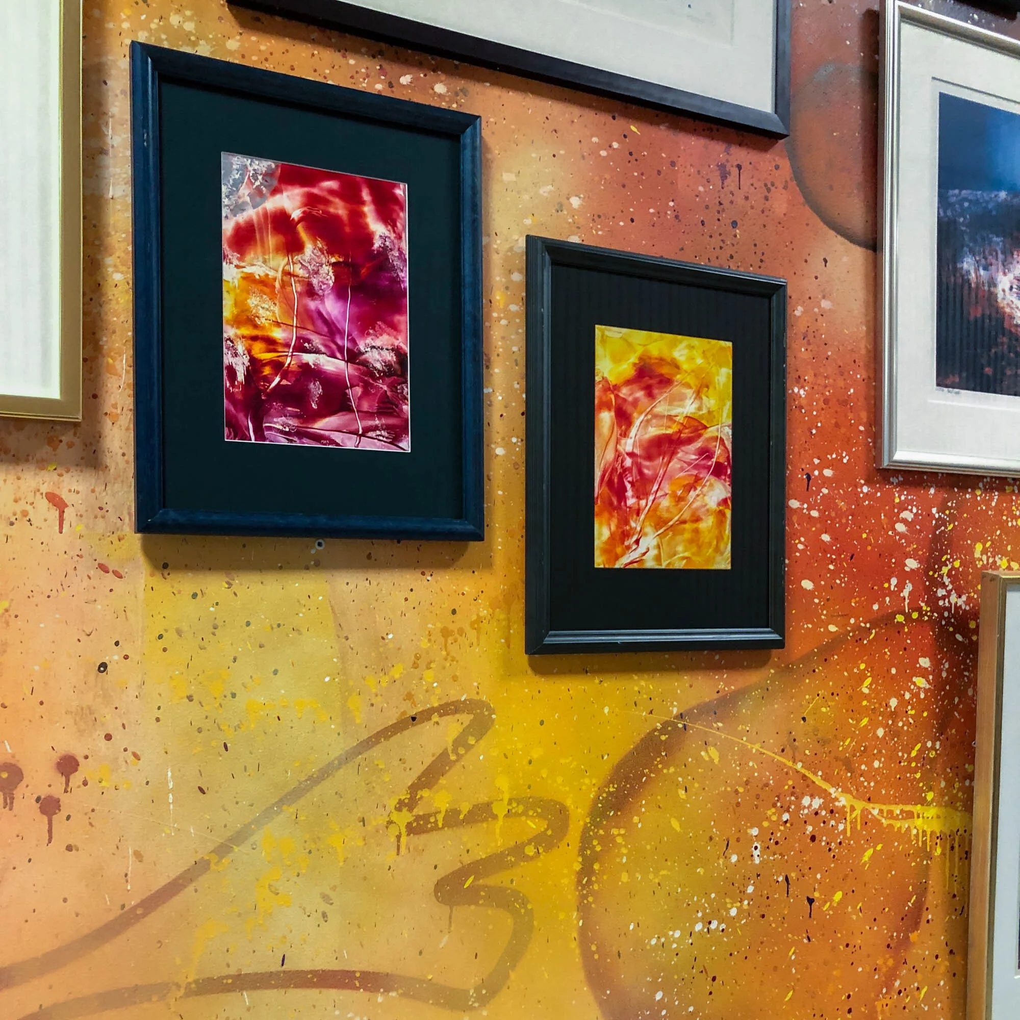 To grafiske arbeider av Mary Ailonieida Sombán Mari montert på Tegsons veggmaleri. 