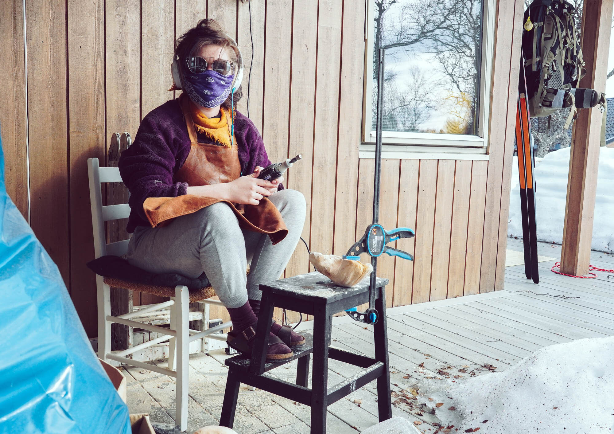  Den unge kunstneren Åsne Kummeneje Mellem utforsker kvensk håndverk, käsityö, i arbeidet sitt. Foto: Privat/Åsne Kummeneje Mellem 