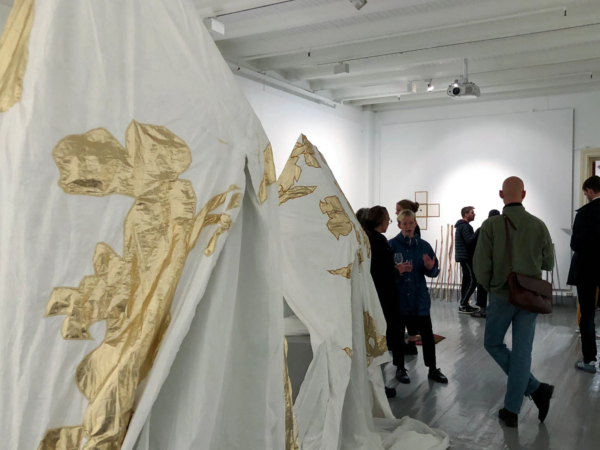 Skulpturene til Stephanie Imbeau før de vandret ut av Sundsalen på Tromsø Kunstforening. Foto: Hilde Sørstrøm