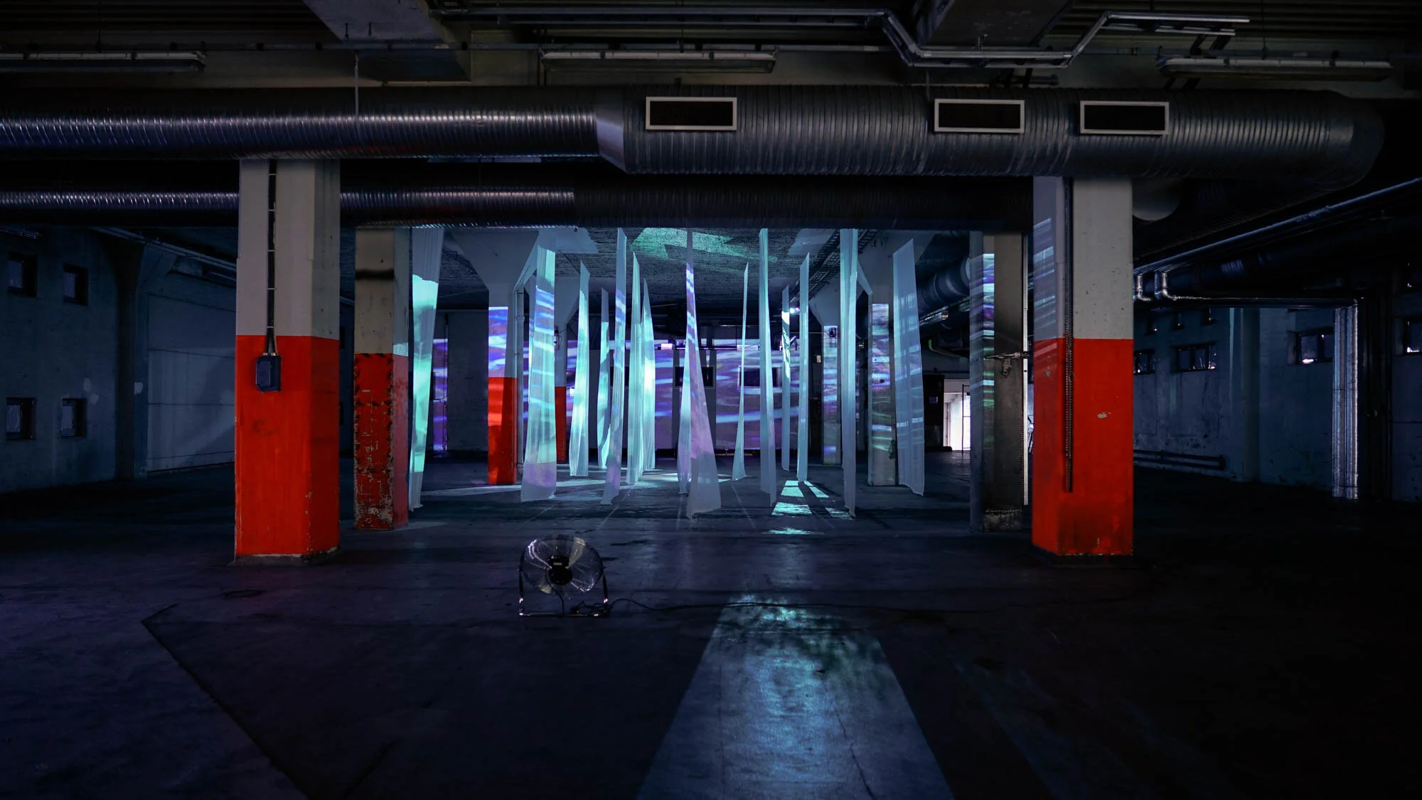   Strangers (2020) Vide oinstallasjon av Malin Lin Nordström.    Foto: UiT Norgesarktiske universitet 