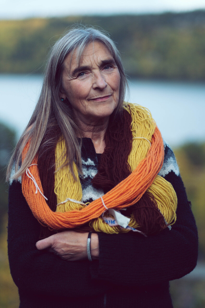  Plantefarging står sentralt i praksisen til tekstilkunstner Hilde Hauan Johnsen. Garnet hun har rundt halsen her er farget i Sandsopp,, rødskivet kanelslørsopp og steinlav. Foto: Åsne Kummeneje Mellem 