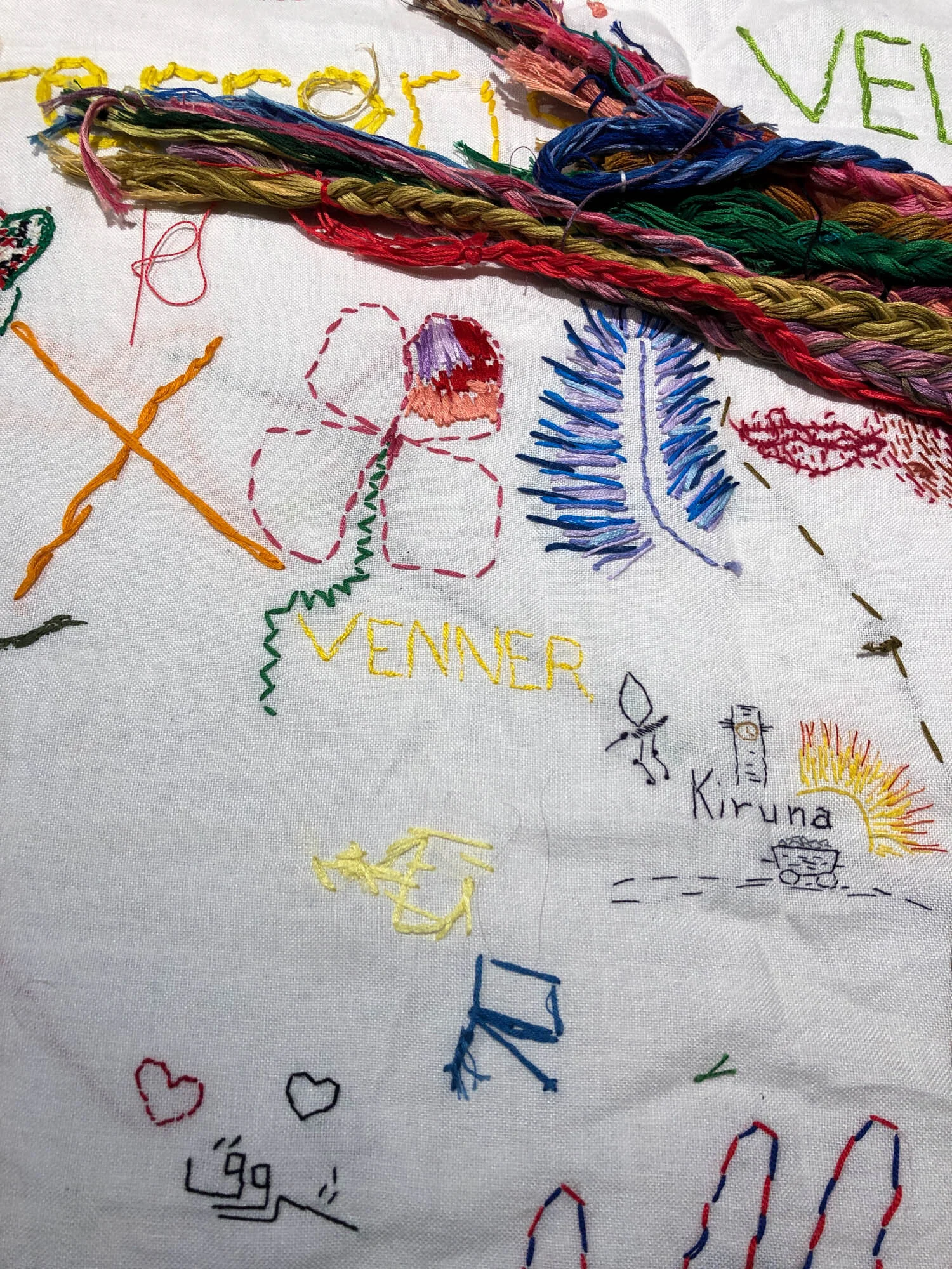  Detalj av duken som Hilde Hauan Johnsen og de andre kunstnerne i “The Stich Project“ har reist rundt med siden 2011.  Foto: Hilde Sørstrøm 