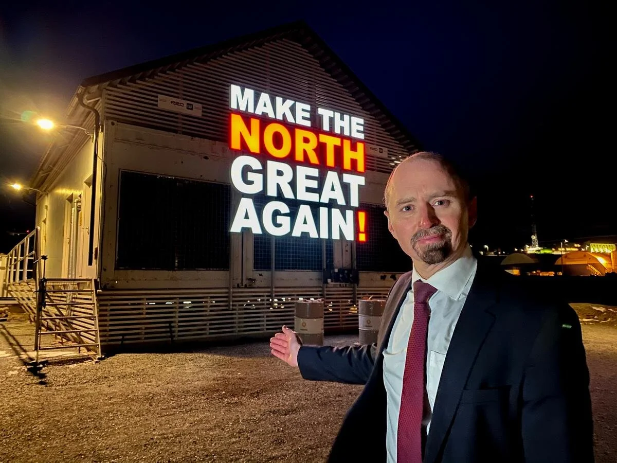 Amund Sjølie Sveen foran lysinstallasjonen som ble  montert i Longyearbyen i november 2020.  Foto: Dan Celius