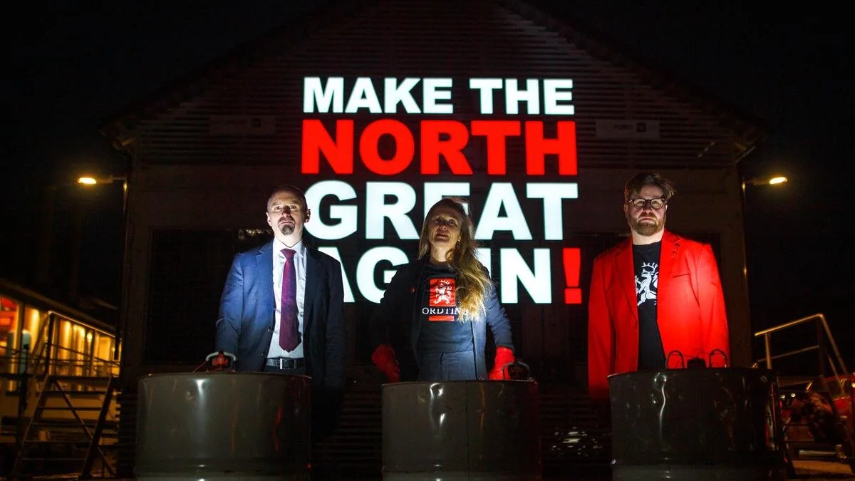  Nordtingleder Amund Sjølie Sveen (t.v.) sammen med Liv Hanne Haugen og Erik Stifjell i Longyearbyen. Foto:  Dan Celius 