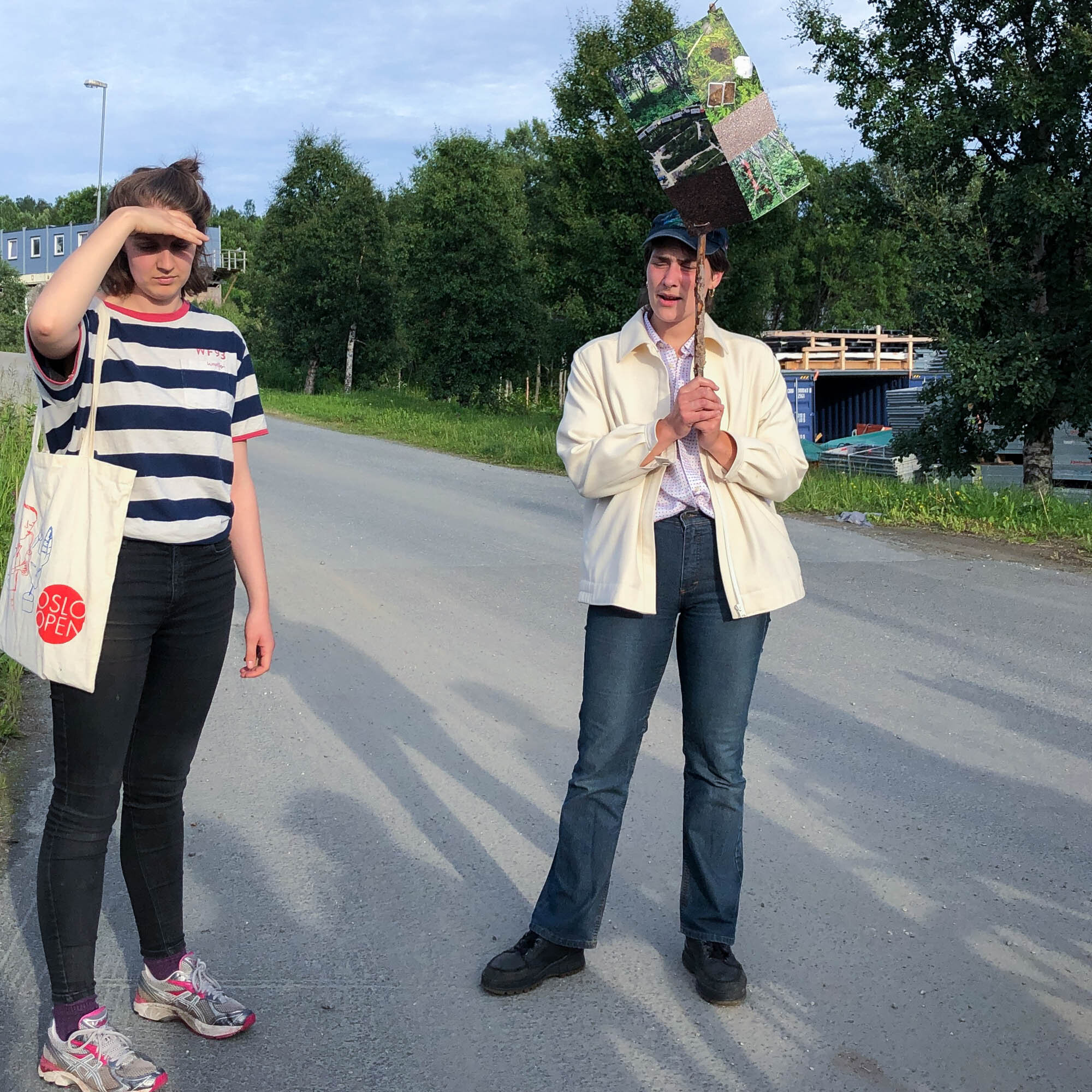  Ruth Aitken og Andrea Conradsen viser vei til utstillingen  Grunnarbeid – Kåre Grundvåg  som fant sted på en hemmelig adresse ved Nedre Håpet i Tromsø sommeren 2020. Foto: Hilde Sørstrøm 