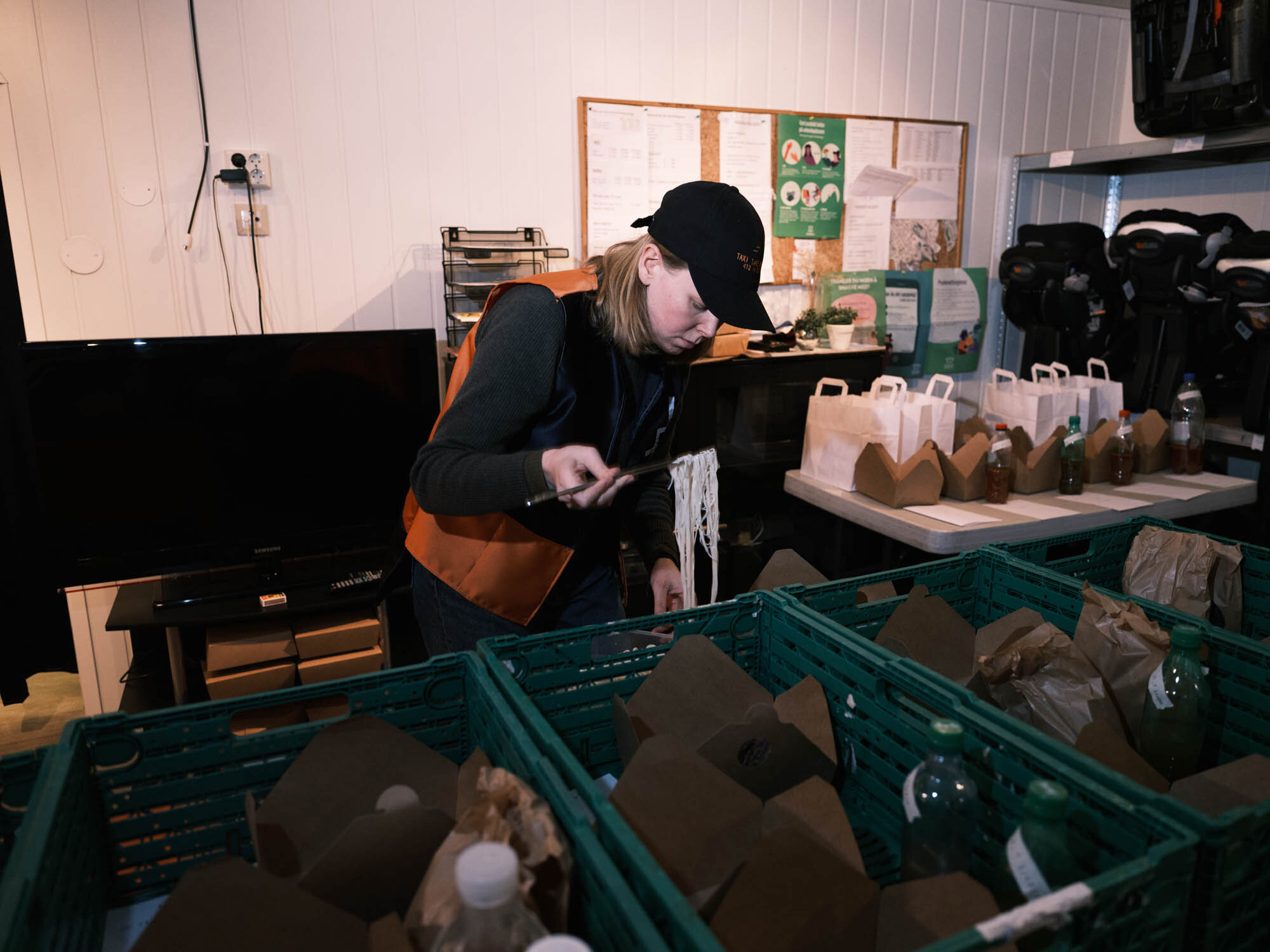  Karoline Sætre forbereder én av rettene som hun og Øyvind Novak Jenssen (Kvae og Bark) serverer i det sosiale kunstprosjektet  Taxi Take-Away .  Foto: Michael Miller 