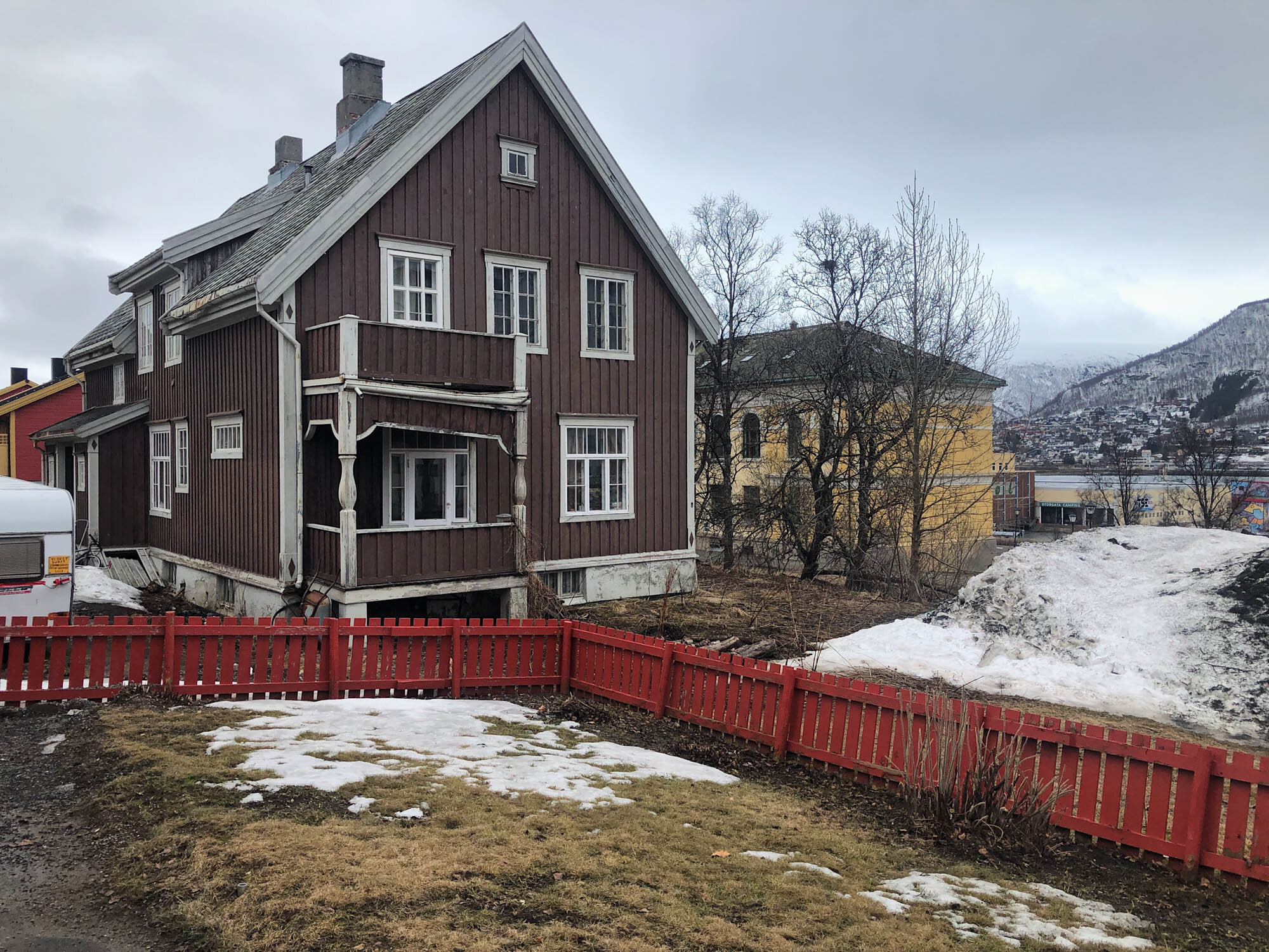  Den gamle direktørboligen i Muségata 4 inngår i planene om å etablere et Kunstens Hus i Tromsø. Muségata 2 i bakgrunnen. Foto: Hilde Sørstrøm 