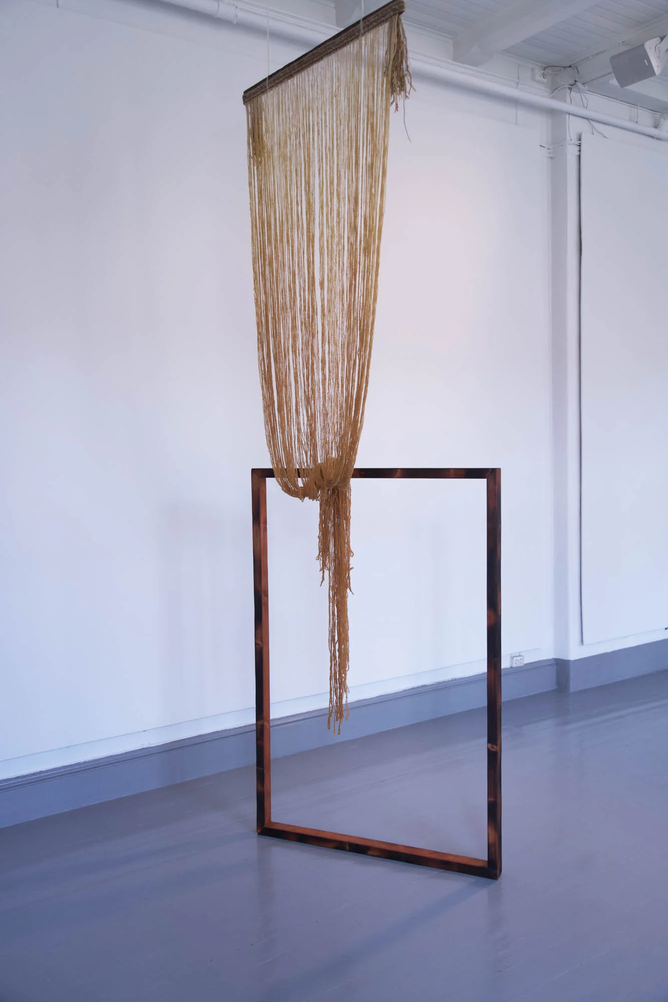  Del av  Tida e ikkje ei linje  (2021). Installasjon av Marije Jenssen. Foto: Tromsø Kunstforening/Vsevolod Kovalevskij 
