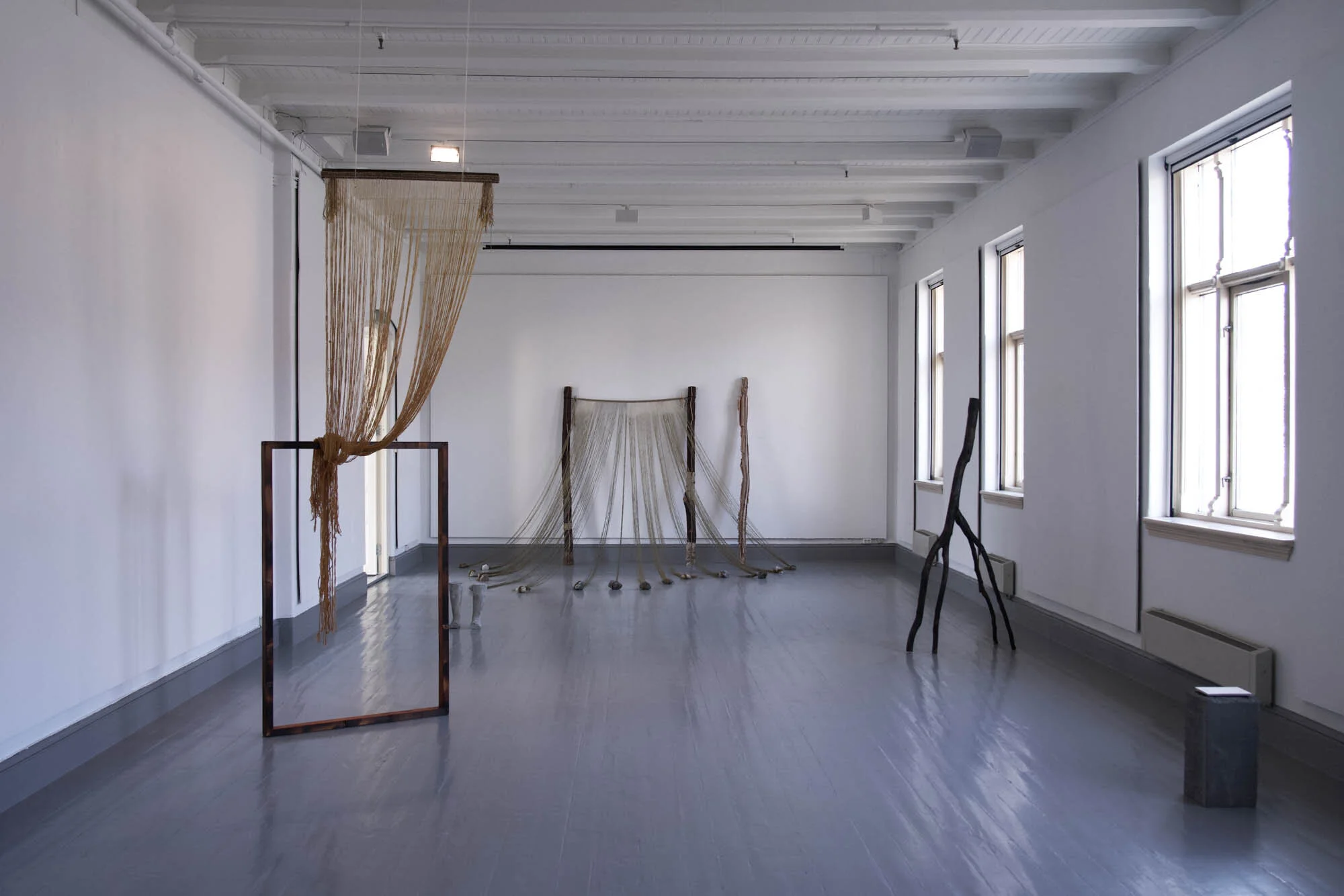  Del av  Tida e ikkje ei linje  (2021). Installasjon av Marije Jenssen. Foto: Tromsø Kunstforening/Vsevolod Kovalevskij 