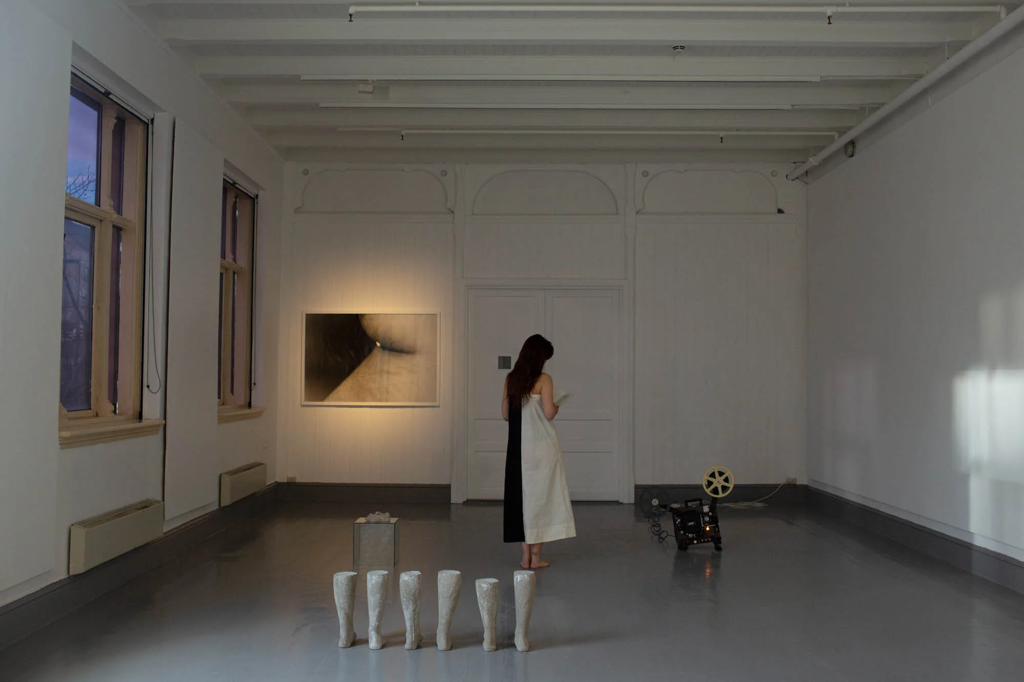  Rebecka Bergman holder performance i sin egen installasjon under åpningen av  BA/MA Degree Show 2021 . Utstillingen fant sted på Tromsø Kunstforening 14. mai 2021.  Foto: Rebecka Bergman 
