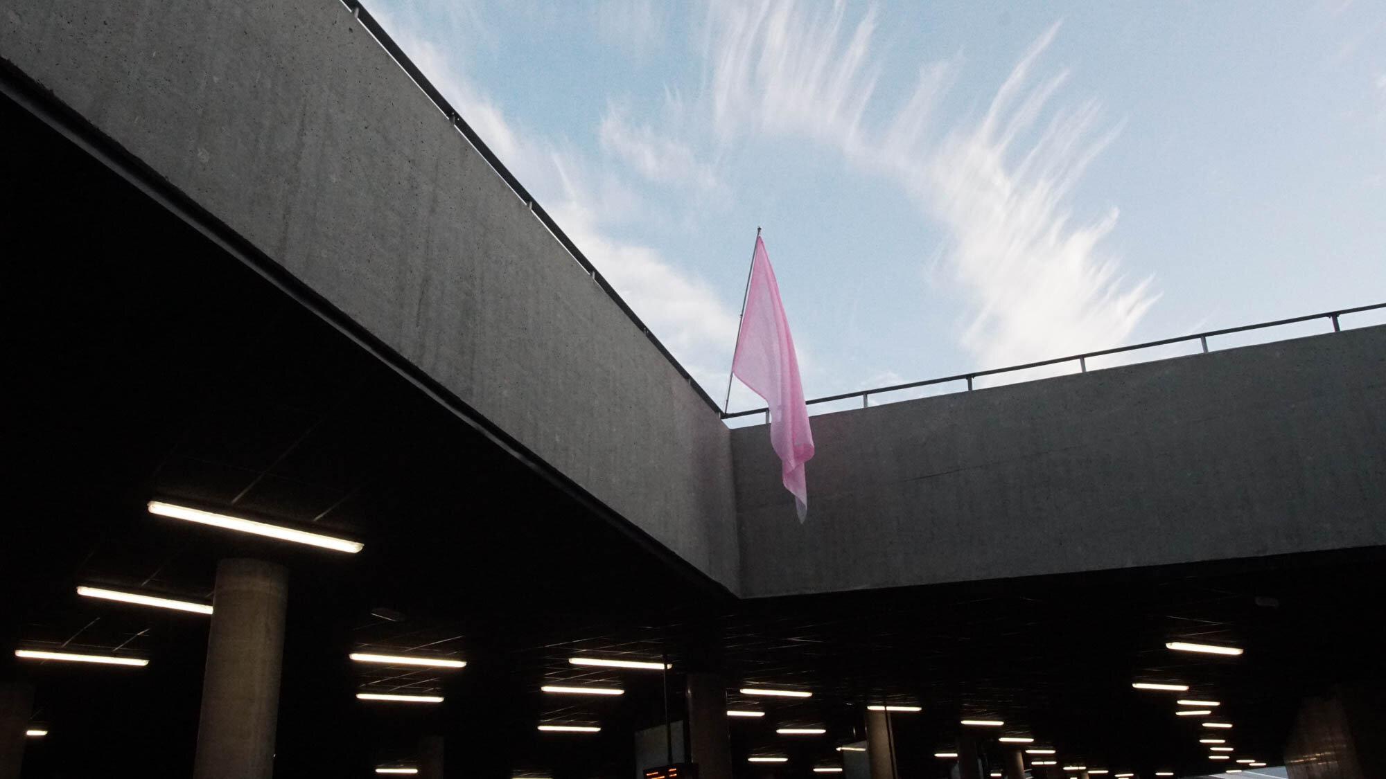  Ett av to flagg som utgjorde Vsevolod Kovalevskijs installasjon  Goodbye Gestures . Foto: Anna Näumann.  