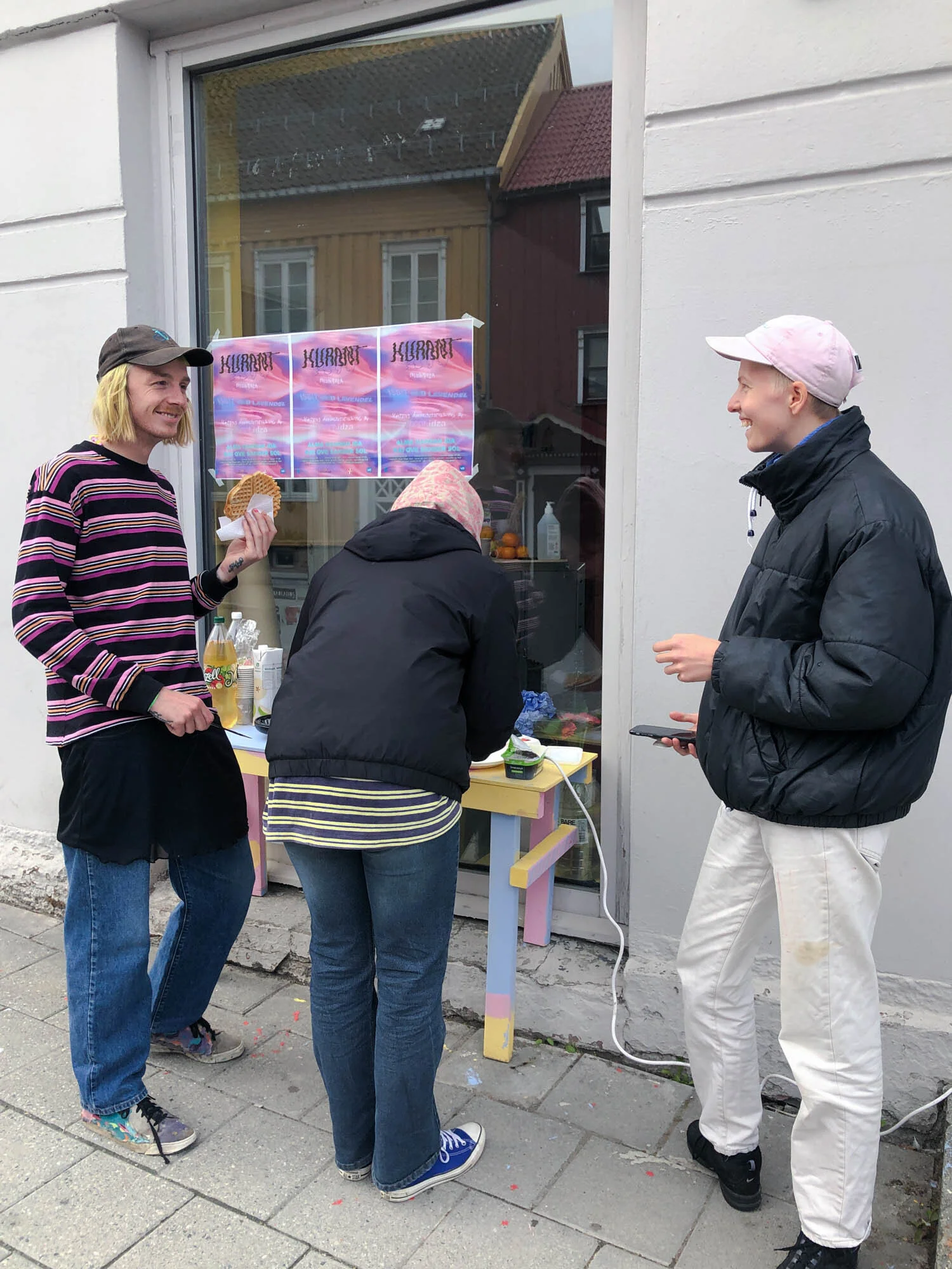  Kurant9000 har mange gode hjelpere. Lea Joakim Svendby serverte nystekte veganske vafler til besøkende da Hakapik var på besøk. Foto: Hilde Sørstrøm 