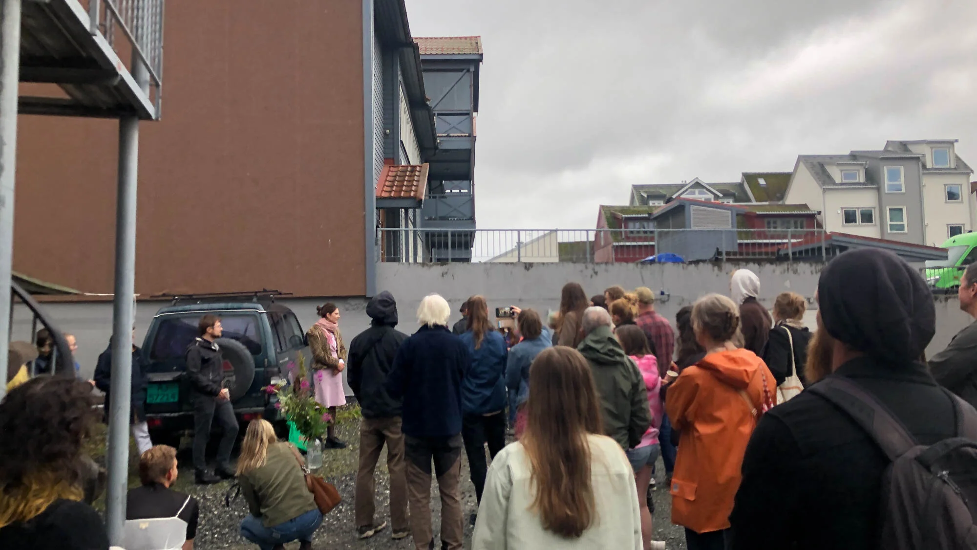  Taler i bakgården til Kurant9000 under åpningsdagen 20. august 2021. Foto: Hilde Sørstrøm 