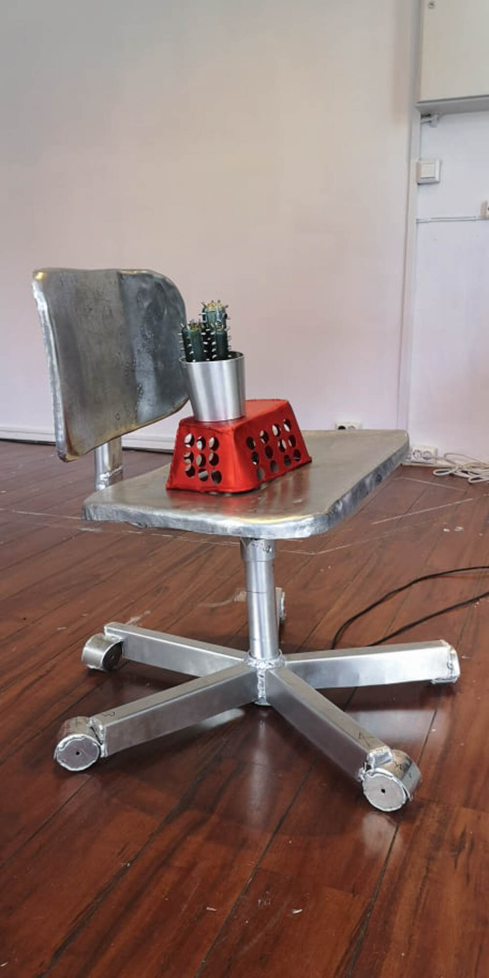"Undercover object 1", skulptur i anodisert aluminium. Av Morten Vågen Jensen. Del av utstillingen Conversation Pieces.. Foto: Terje Grimen 