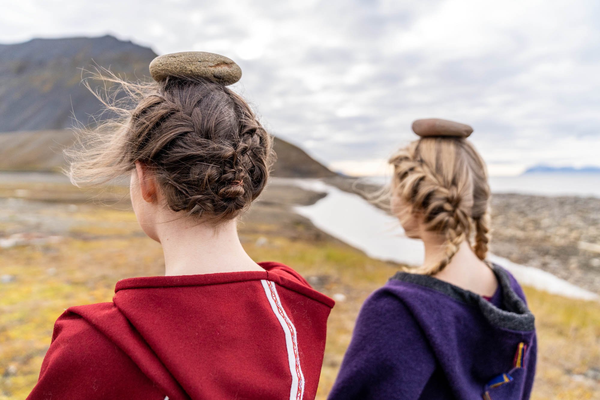  Ramona Salo og Katarina Skår Lisa på Svalbard under kunstnerresidens ved Artica Svalbard. Foto: Tom Warner 