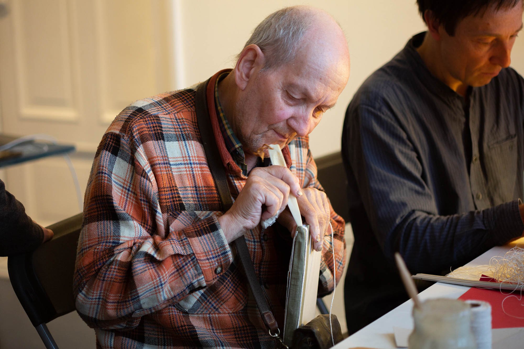  Hans Ragnar Mathisen/Elle-Hánsa/Keviselie at one of his many book binding workshops in Tromsø. This particular one was part of the Open Out Festival 2020. Photo: Daniela Toma/Open Out Festival 