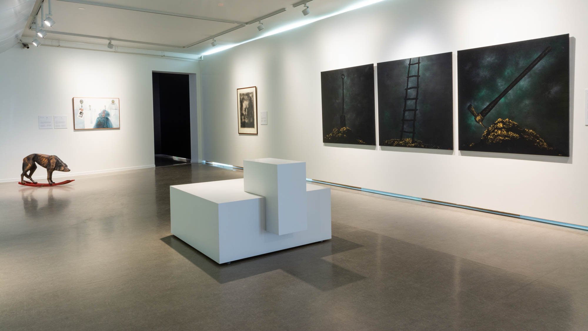  Oversiktsbilde fra rommet “Favoritter”. På veggen henger Per Kleivas triptych  Men sjela mi får du aldri ( 1994). Foto: Kim G. Skytte / Nordnorsk Kunstmuseum. 