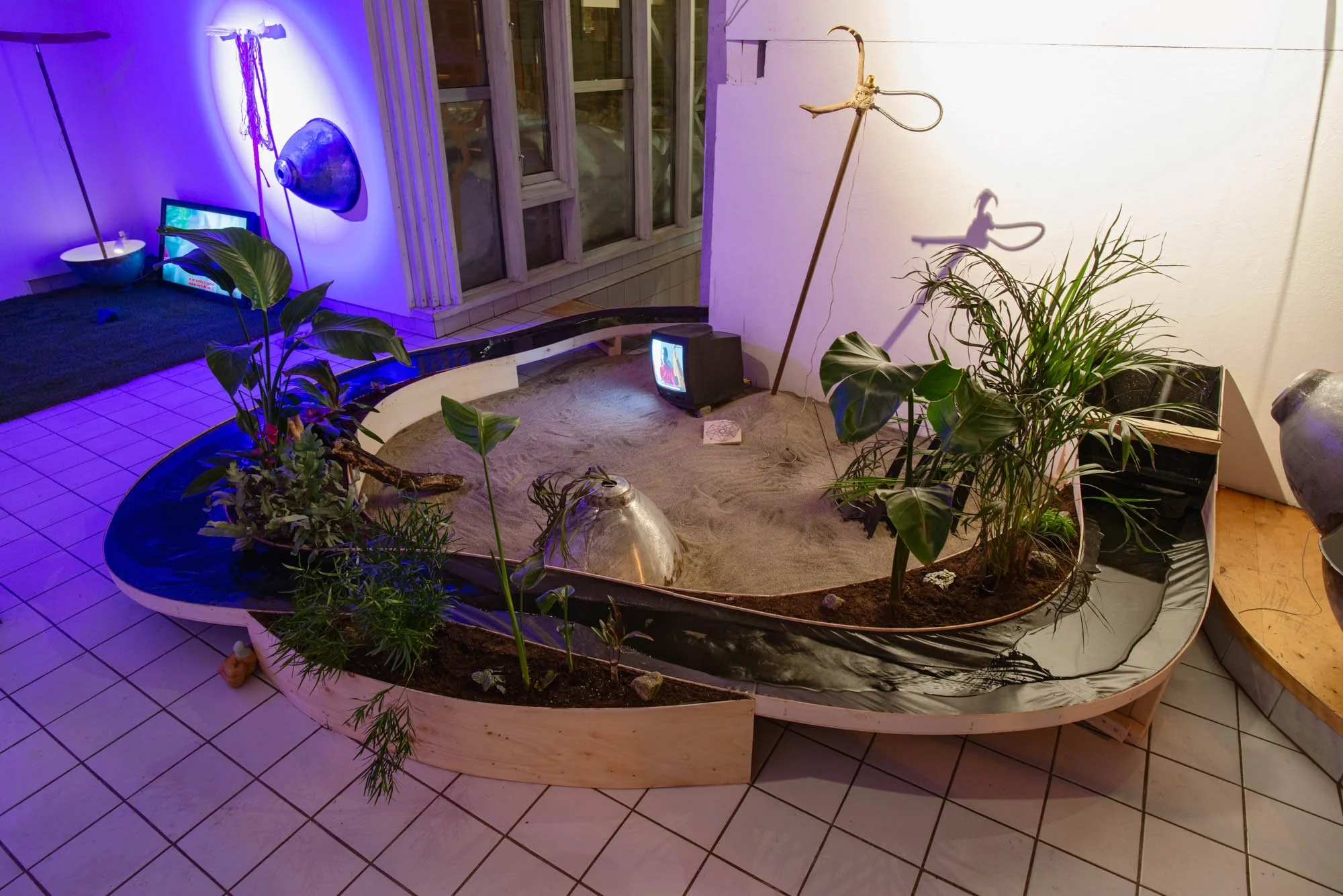  A Scent of Soil, a Touch of Water (2022) Utstilling utviklet i samarbeid av kunstnerne Keya Singh, Robert Julian B. Hvistendahl, Jet Pascua og Thor Birkedal. Foto: Mihály Stefanovicz 