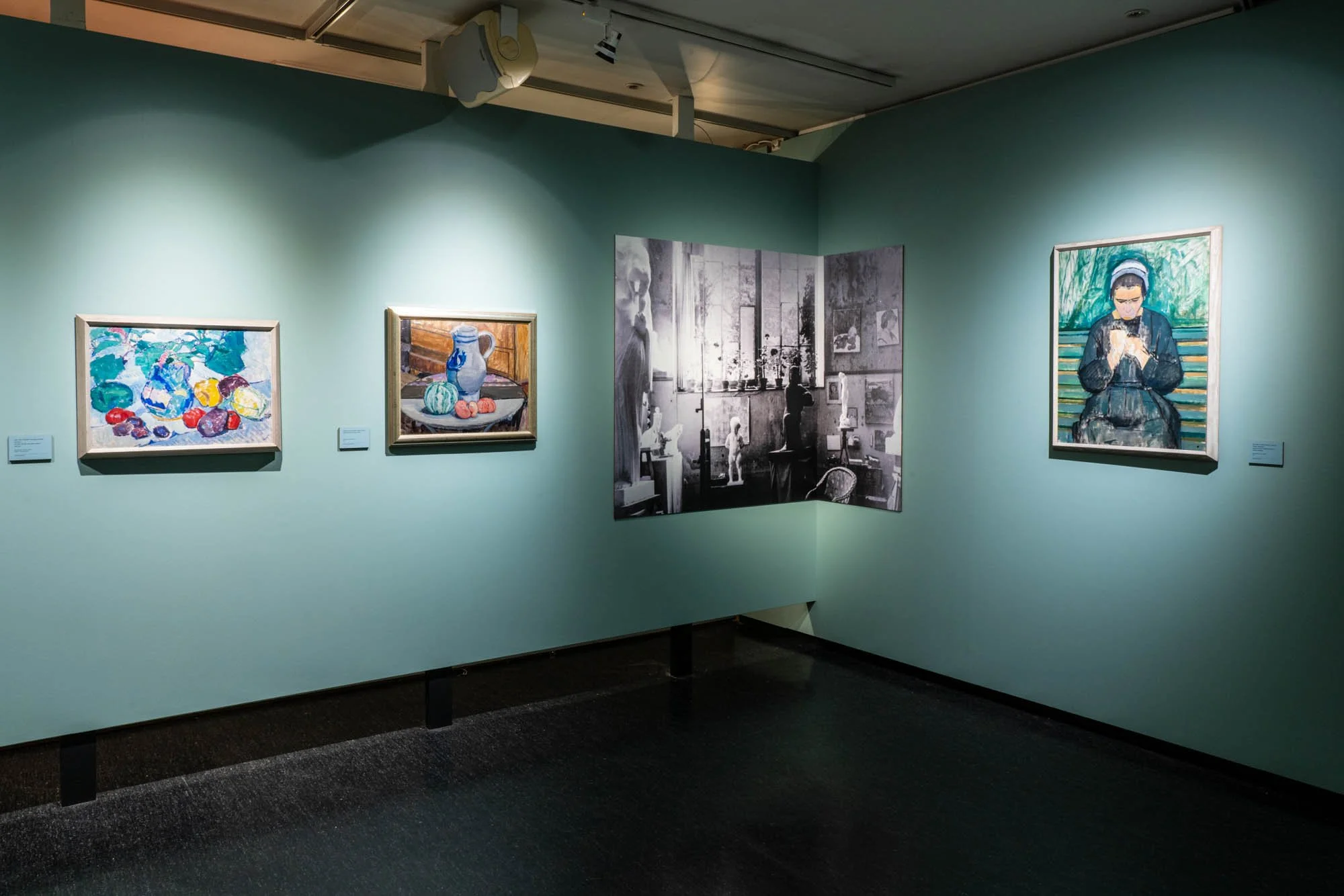  Del av utstillingen  Malerdrømmer  som viser et sjeldent stort utvalg av maleriene til Sara Fabricius. Foto: Mari Hildung/Perspektivet Museum. 