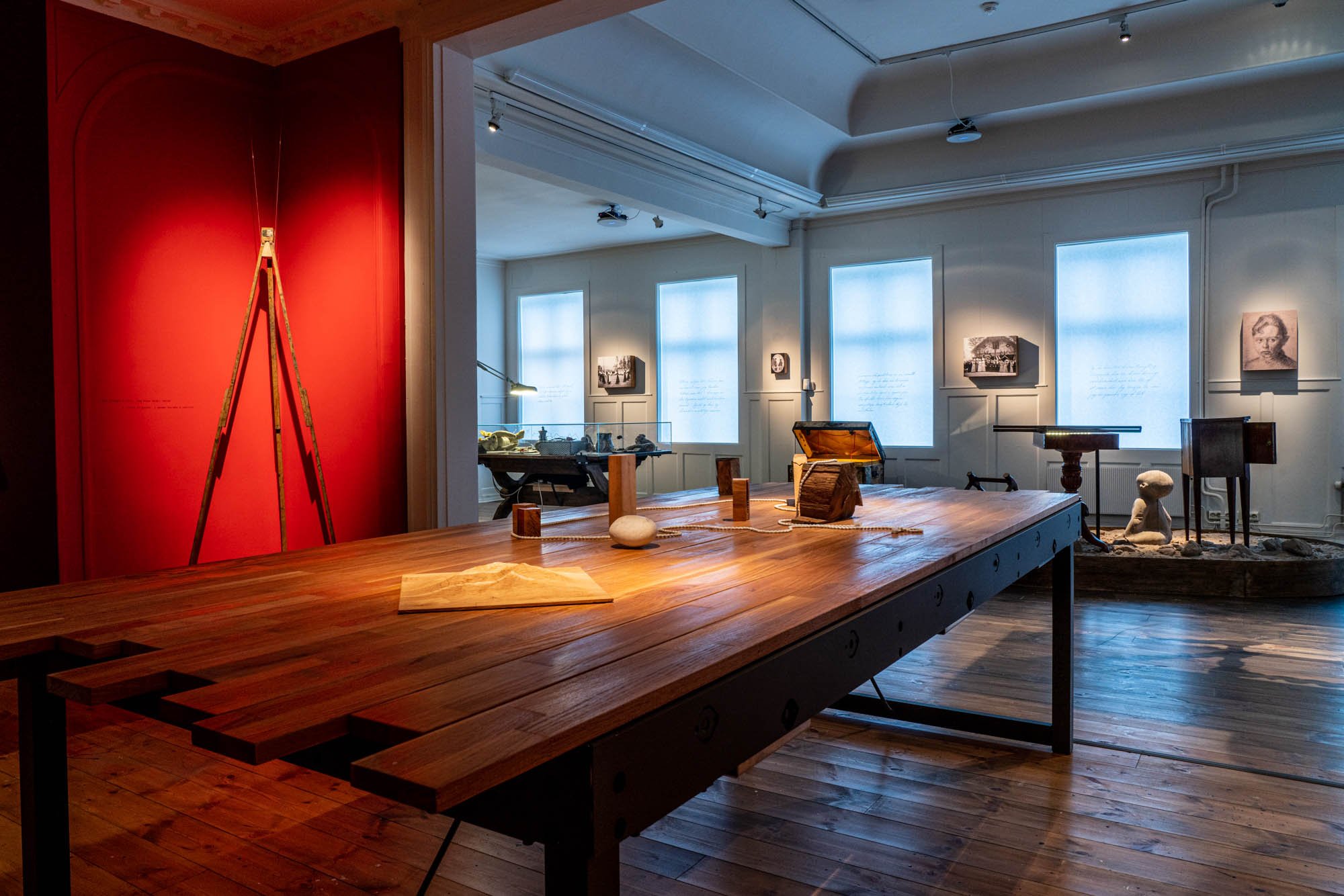   Nølende bord  (2020), installasjon av Lawrence Malstaf. Foto: Mari Hildung/Perspektivet Museum 