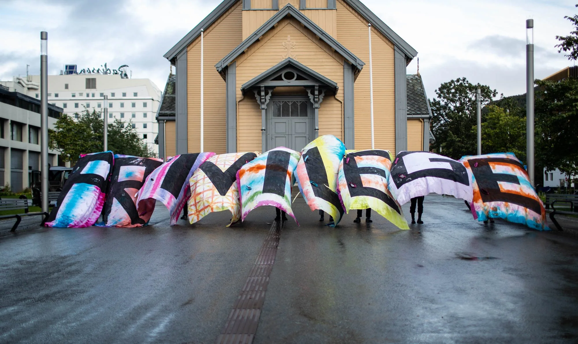  Performancen  I   Decided To Share My Love With You  (2021) i Tromsø. Foto: Daniela Toma/Open Out Festival.  