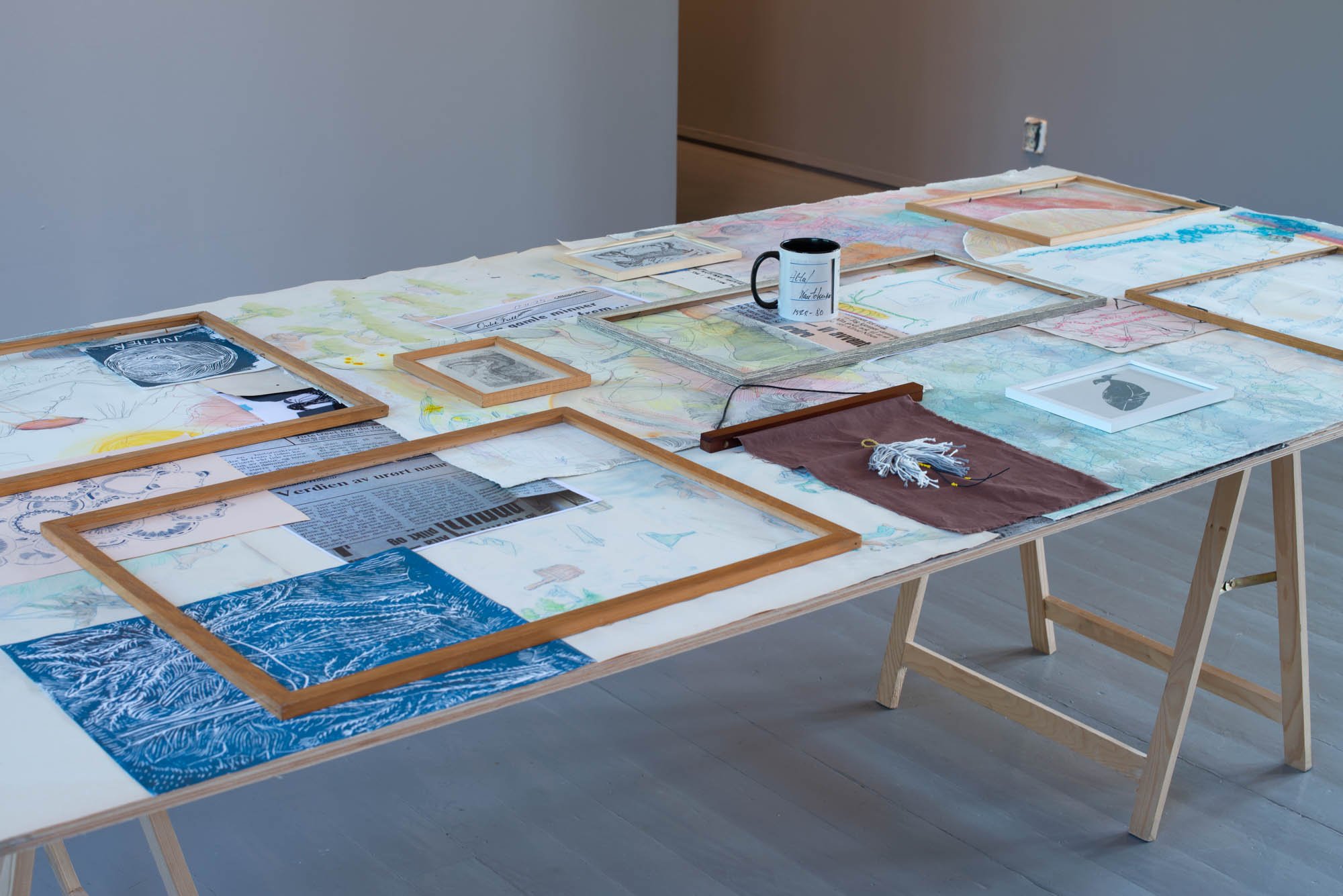  Detalj av  Koppen bordet på bordet  (2021) av Kristin Tårnesvik. Foto: Mihály Stefanovicz/Tromsø Kunstforening 