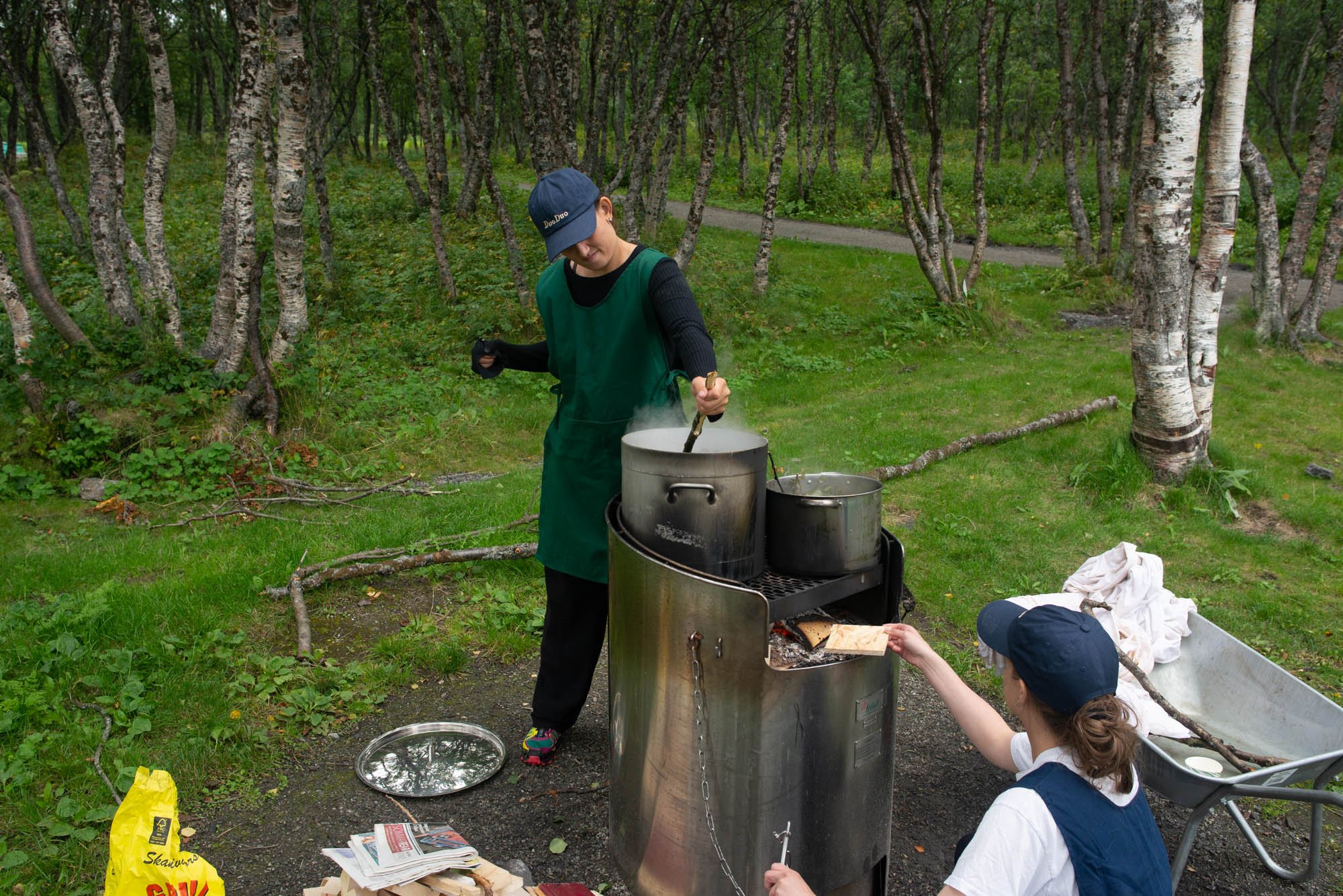  DuoDuo (Asta Tutavae Iversen og Humle Rosenkvist) presenterte kunstprosjektet  DyeDye  i Folkeparken i Tromsø i august 2022. Foto: James Lee.  