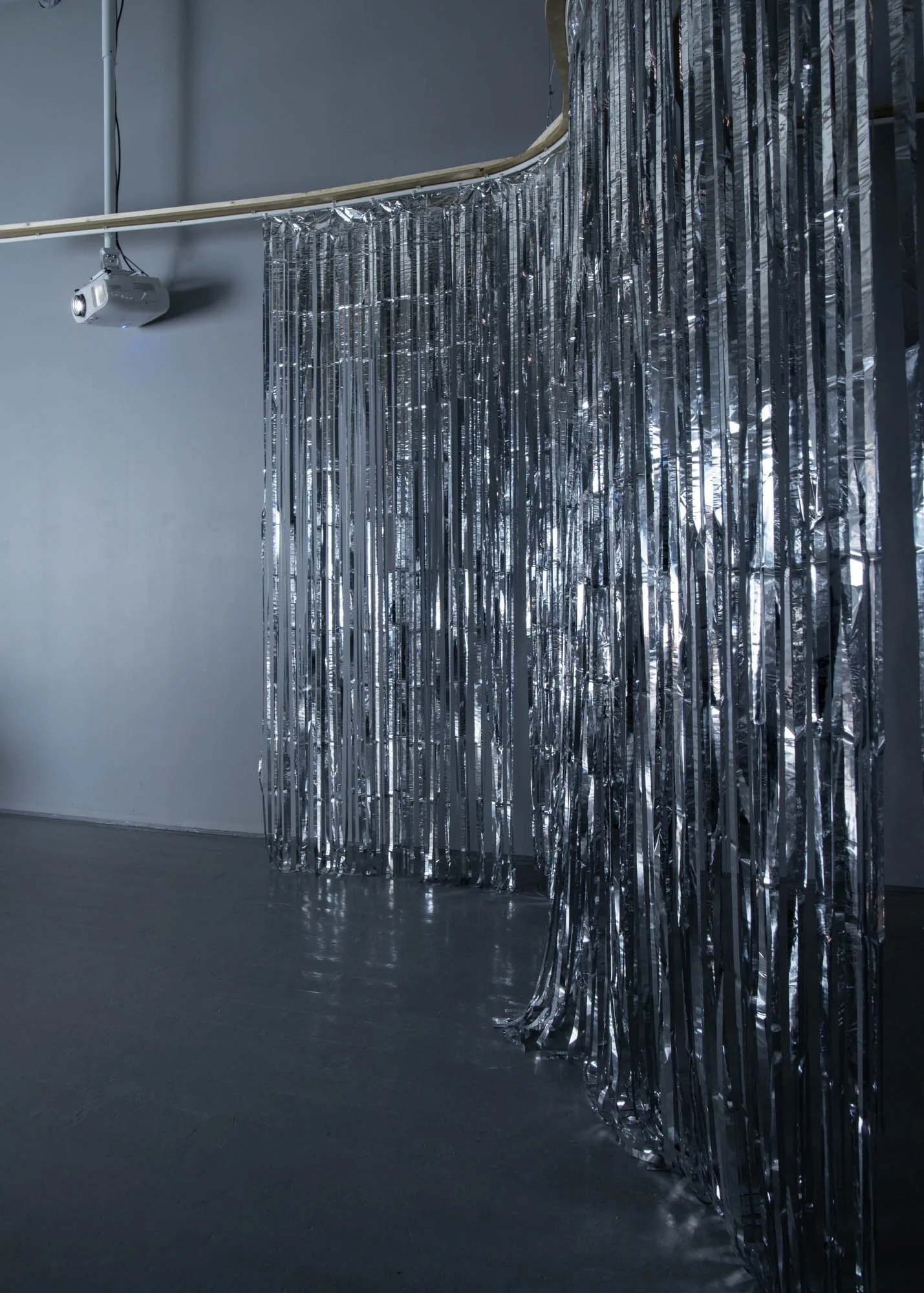 Utstillingsdesign av Tobias Putrih. Foto: Mihály Stefanovicz/Tromsø Kunstforening 