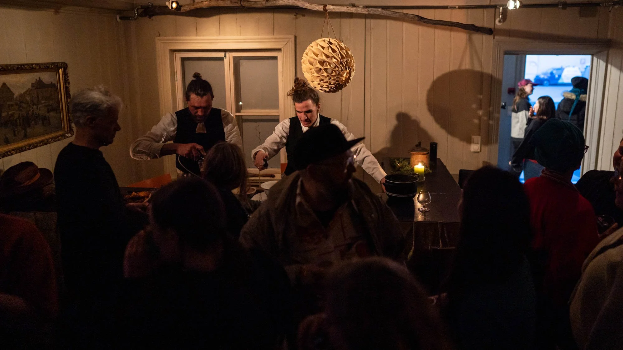  Blodklubb  er en årlig happening på scenekunstfestivalen Vårscenefest. Årets tema var alkohol og barkonseptet til kunstner Trond Ansten stod sentralt under årets utgave. Foto: Sebastian Wilches/Vårscenefest 