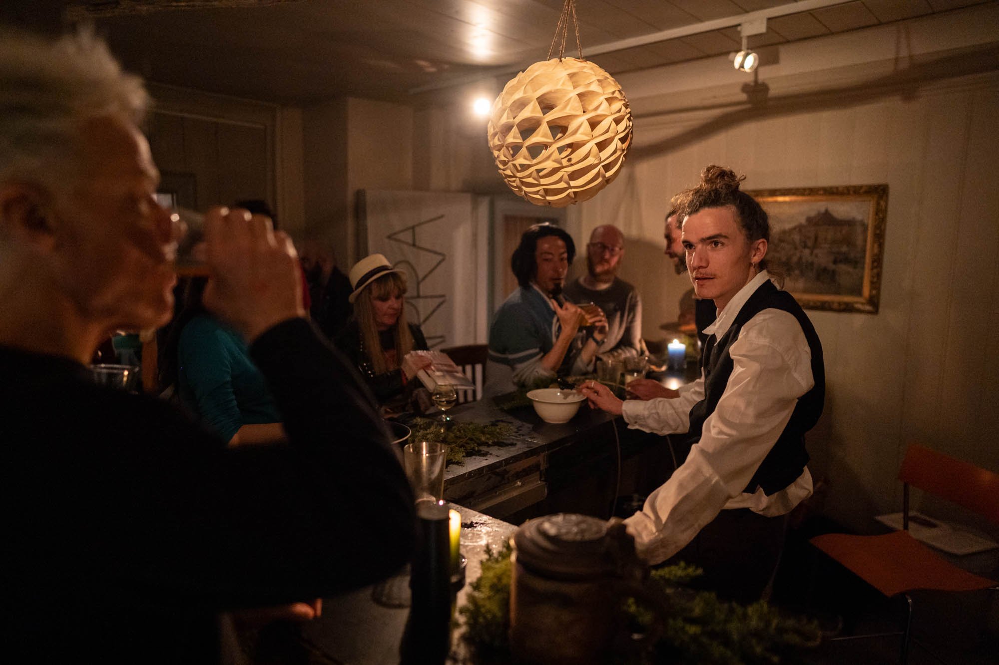  Barkonsept med kveik-øl og kveik-kule laget av Trond Ansten. Kunstner Niels Nielsen var bartender for kvelden. Foto: Sebastian Wilches/Vårscenefest 