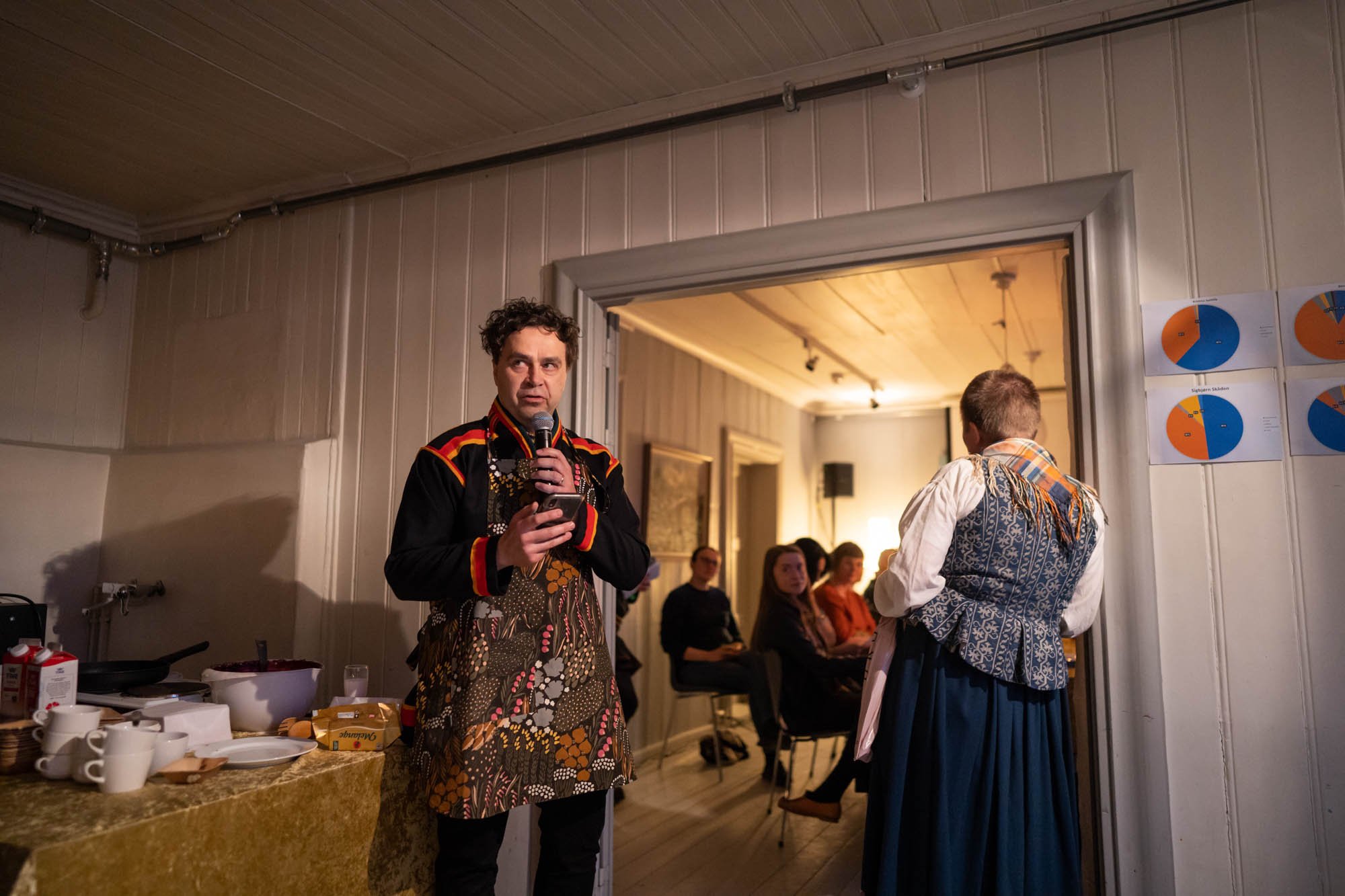  Forfatter Sigbjørn Skåden serverer blodpannekake, melk og historier. Foto: Sebastian Wilches/Vårscenefest 