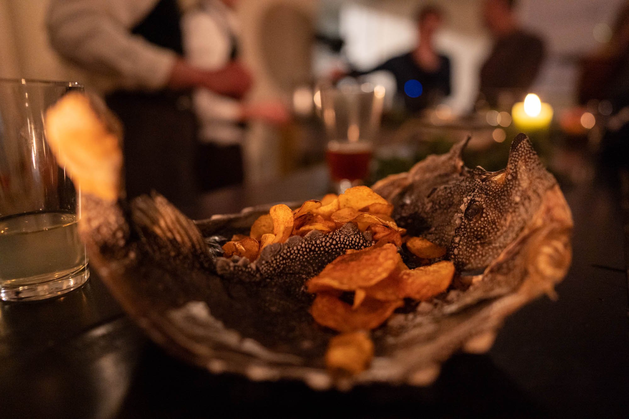  Chipsskål i fiskeskinn. Foto: Sebastian Wilches/Vårscenefest 