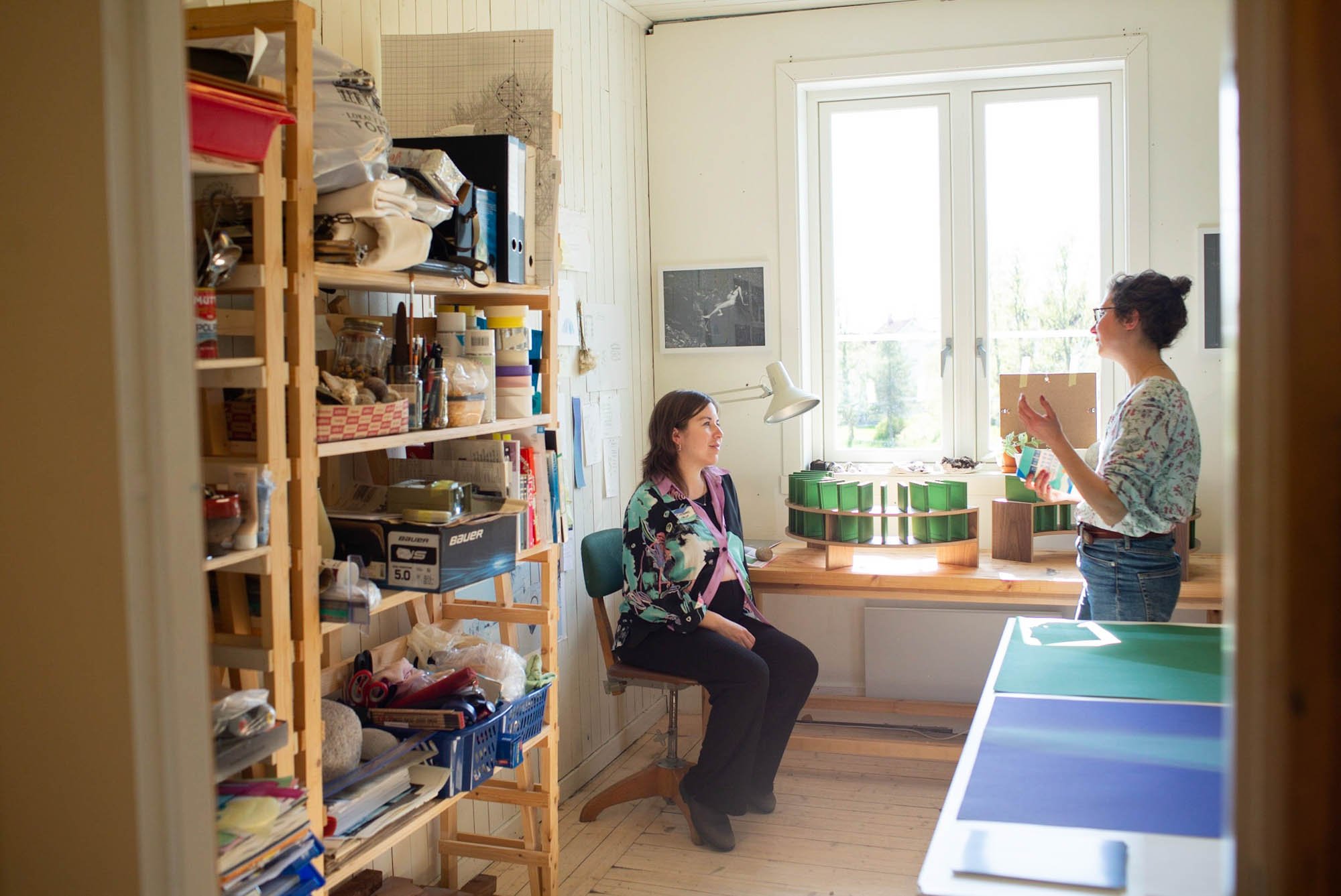   Anne Lindgaard Møller  (t.v.) med besøk på sitt atelier .  Foto: Daniela Toma.  