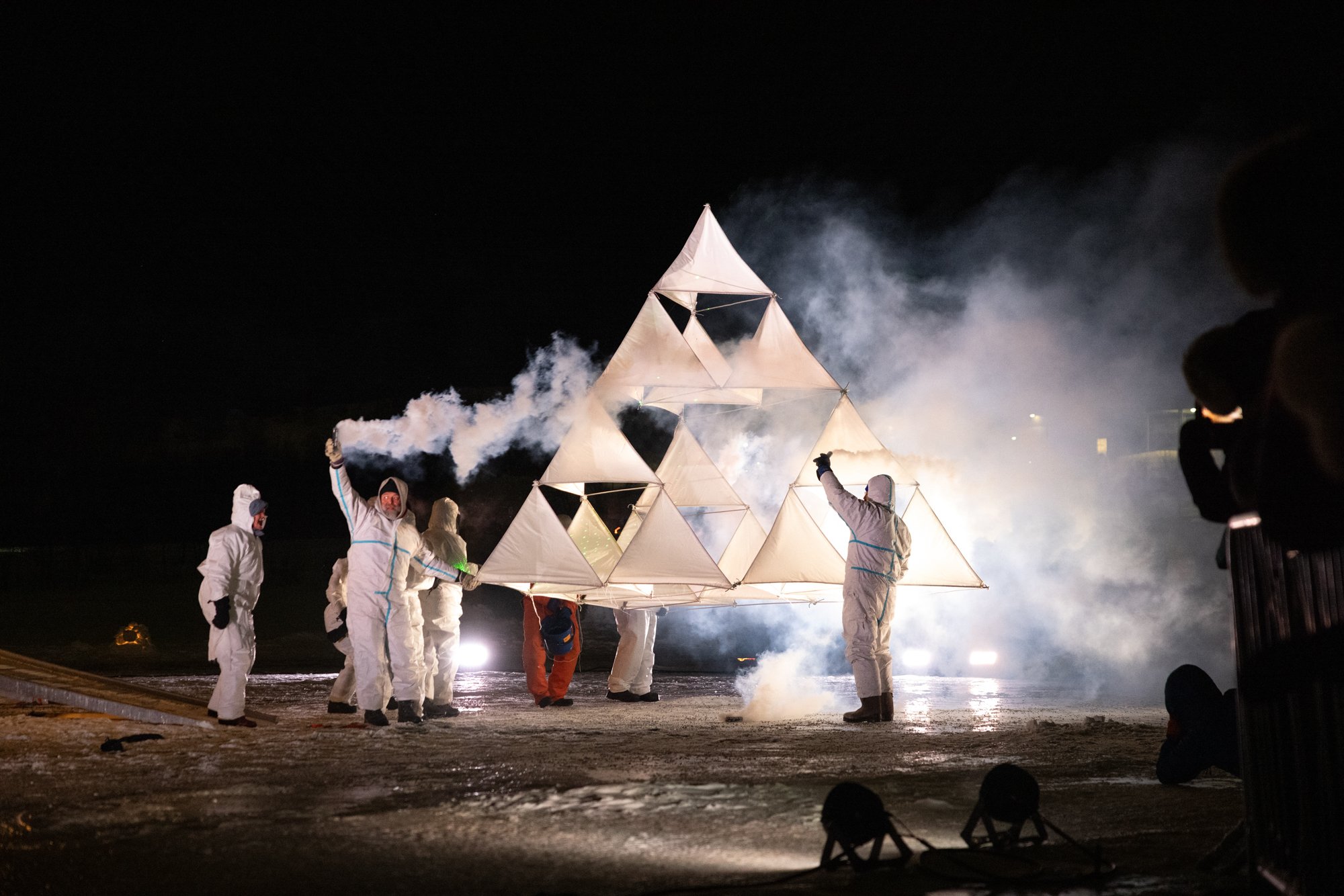   Barents Spektakel 2024 - Soft Shields  var festivalens 20 års jubilæum. Billedet er fra åbningsceremonien på isen Førstevatn i Kirkenes Foto: Nima Taheri/Pikene på broen 