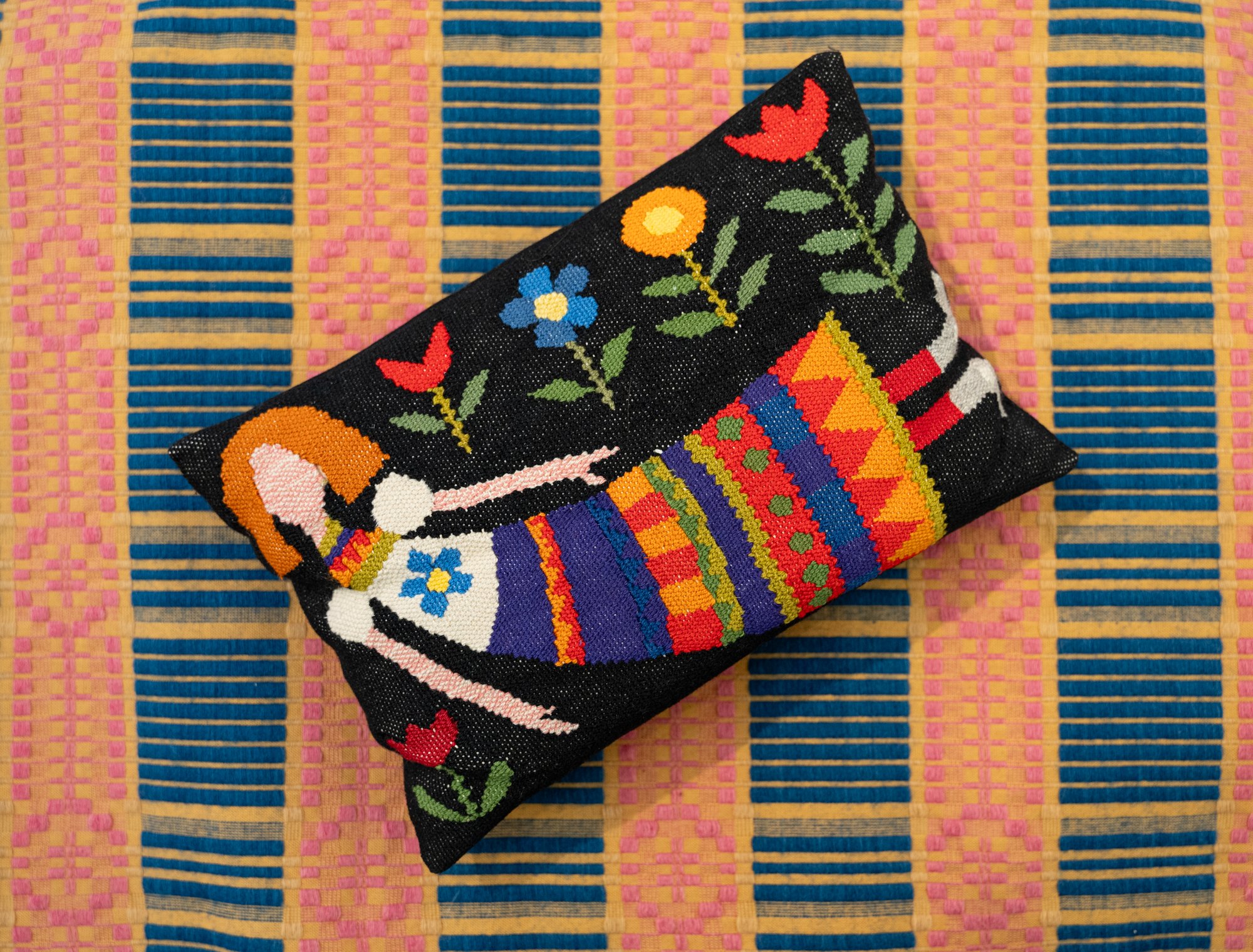  Doris Wiklund,  Cushion with girl , del av utstillingen Textil magi. Foto: Johan Ylitalo / Kin museum för samtidskonst  