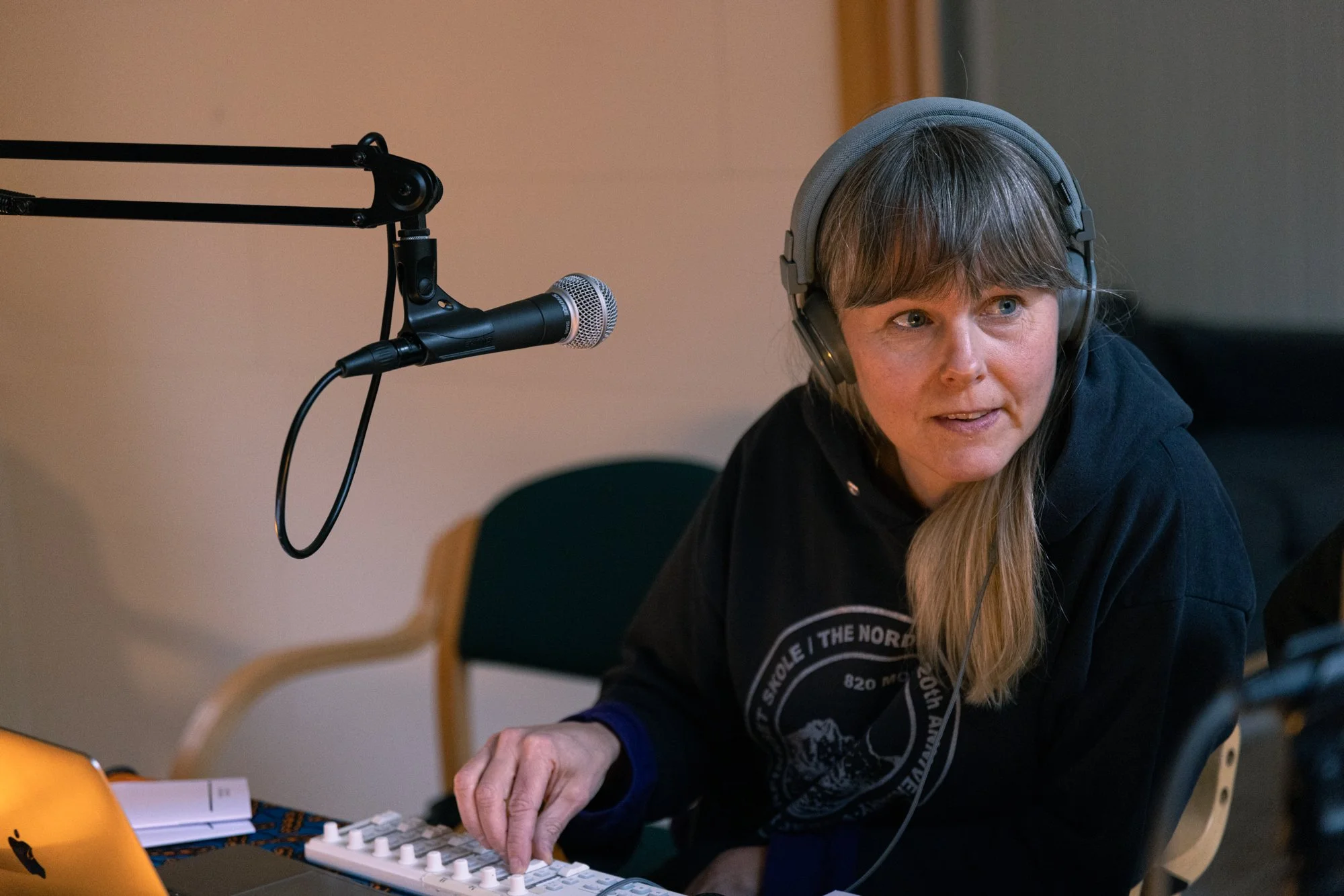  Karolin Tampere under Radio Multe studio:  Midnight Sun Stories  av av og med Sørfinnset skole/ the nord land, del av utstillingen  Earthworks  ved Bergen Kunsthall.&nbsp;Foto: Siavash Kheirkhah 