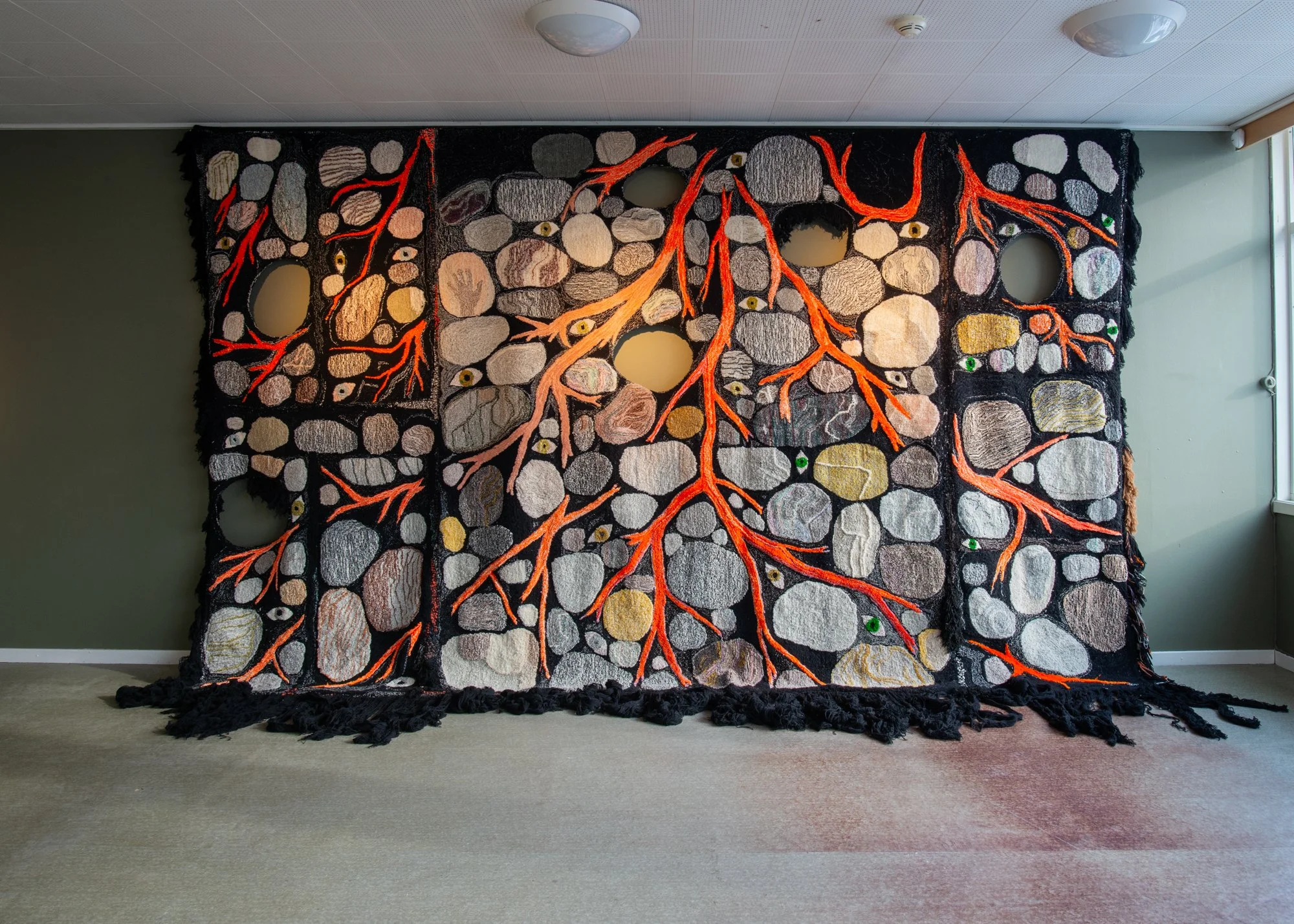  nende Juured Läbivad kivi (Røttene deres gjennomsyrer steinen) (2022-2023) av Laura Põld. Tuftet ull, jute, tau. Foto: Mihály Stefanovicz/Tromsø Kunstforening 