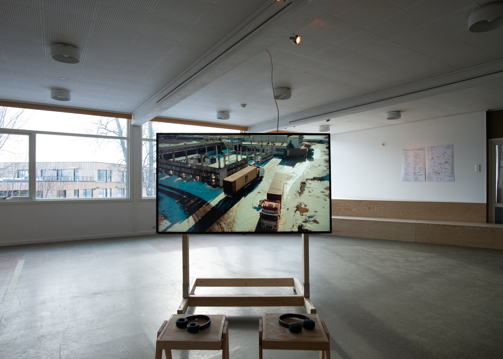  Thirst (tørst) (2022), video av Kristina Normann. Foto: Mihály Stefanovicz/Tromsø Kunstforening.   