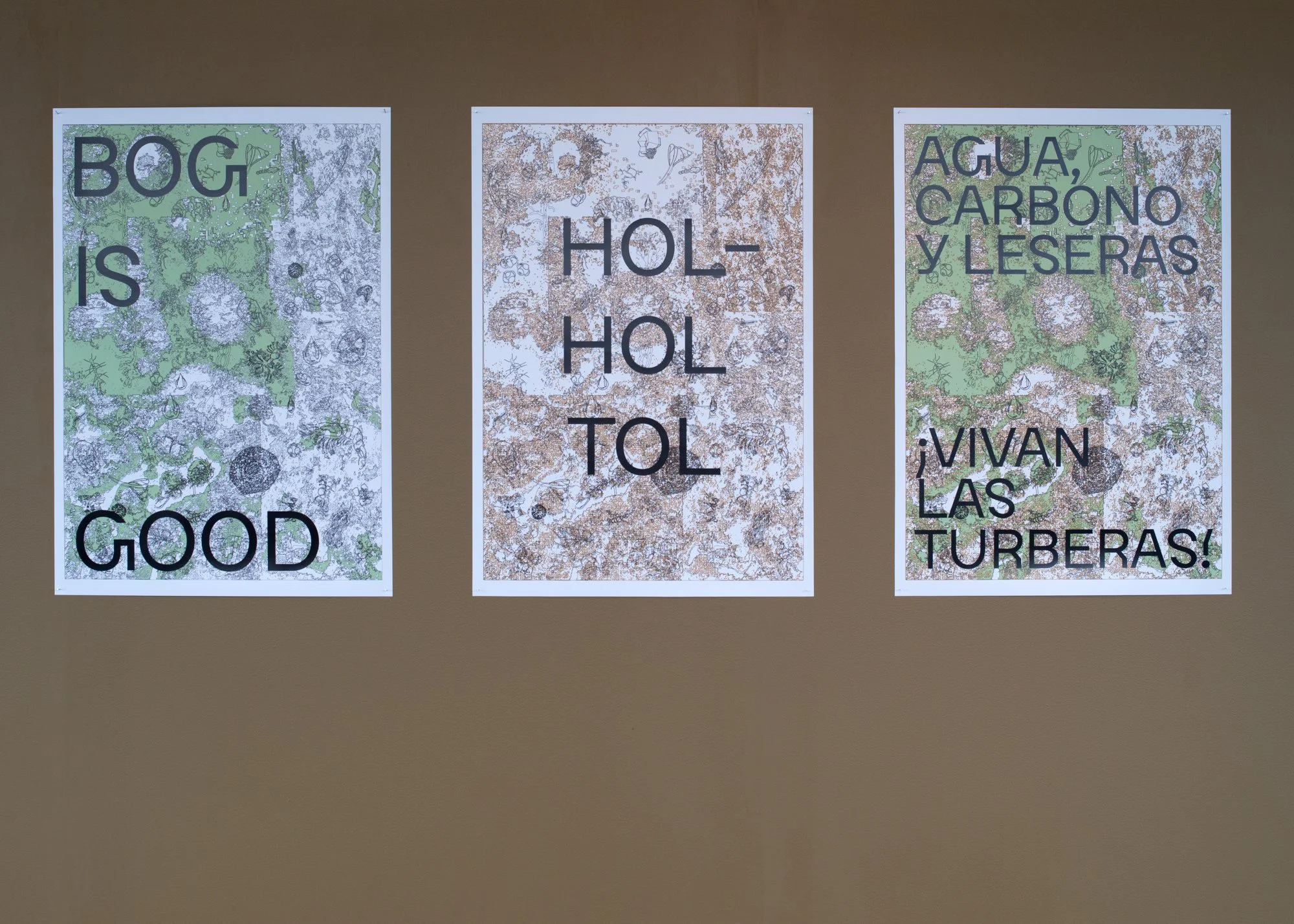   Bog is good, Vivan las turberas, Hol-Hol Tol  (2022) av Ensayos. Plakatene er designet av Christy Gast, Camila Marambio og Rosario Ureta i samarbeid med WSC-Chile.   Foto: Mihály Stefanovicz/Tromsø Kunstforening. 
