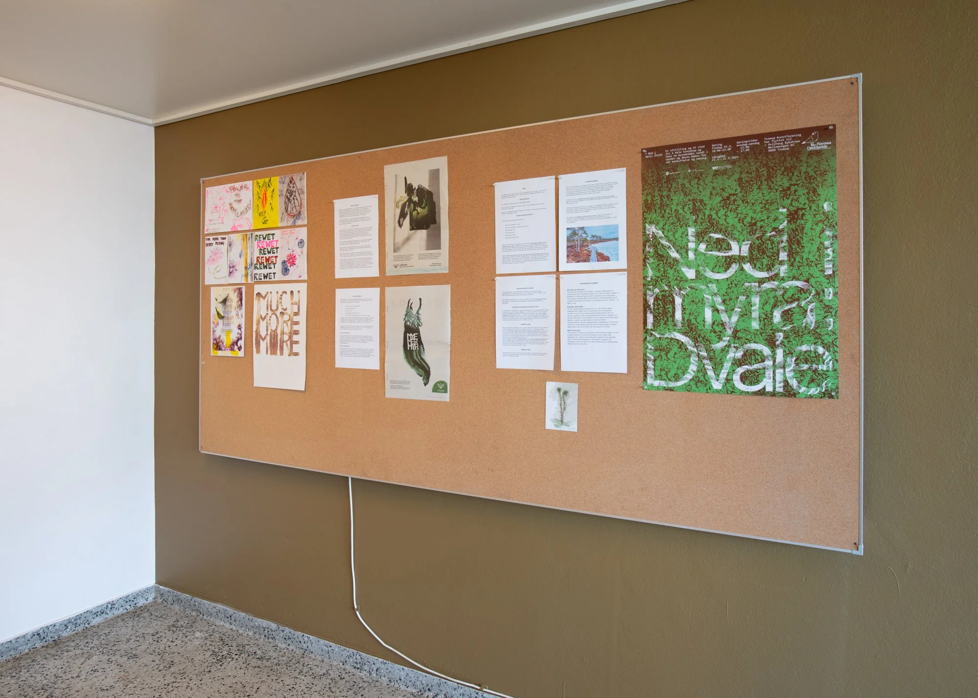  Oppslagstavle ved inngangen til utstillingen. Foto: Mihály Stefanovicz/Tromsø Kunstforening. 