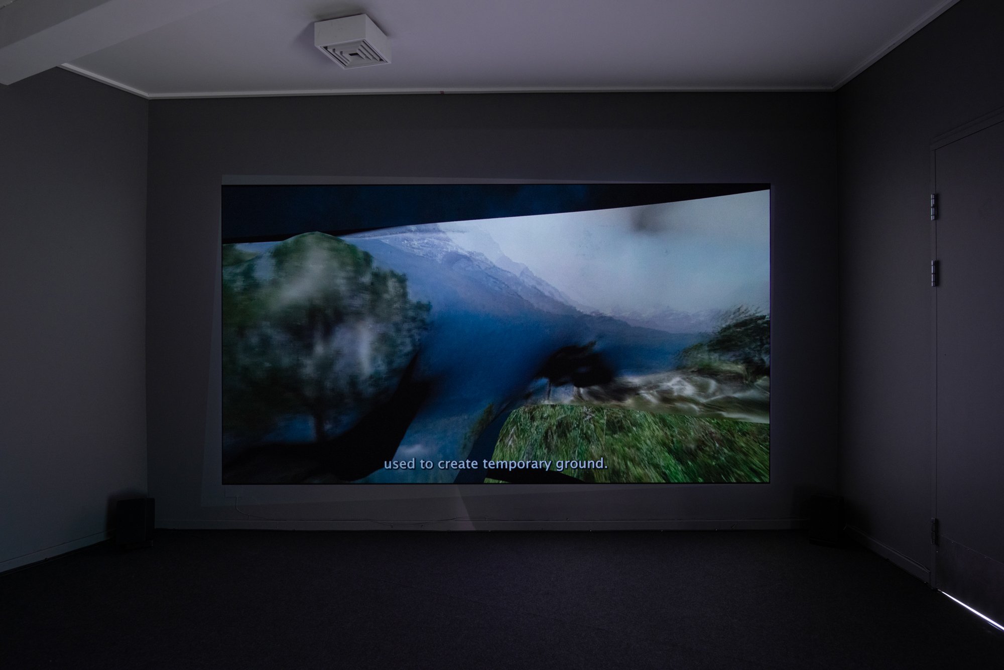   Land Bodies, Decomposing Mass  (2023) videoinstallasjon av Ingrid Bjørnaali, Fabian Lanzmaier og Maria Simmons.  