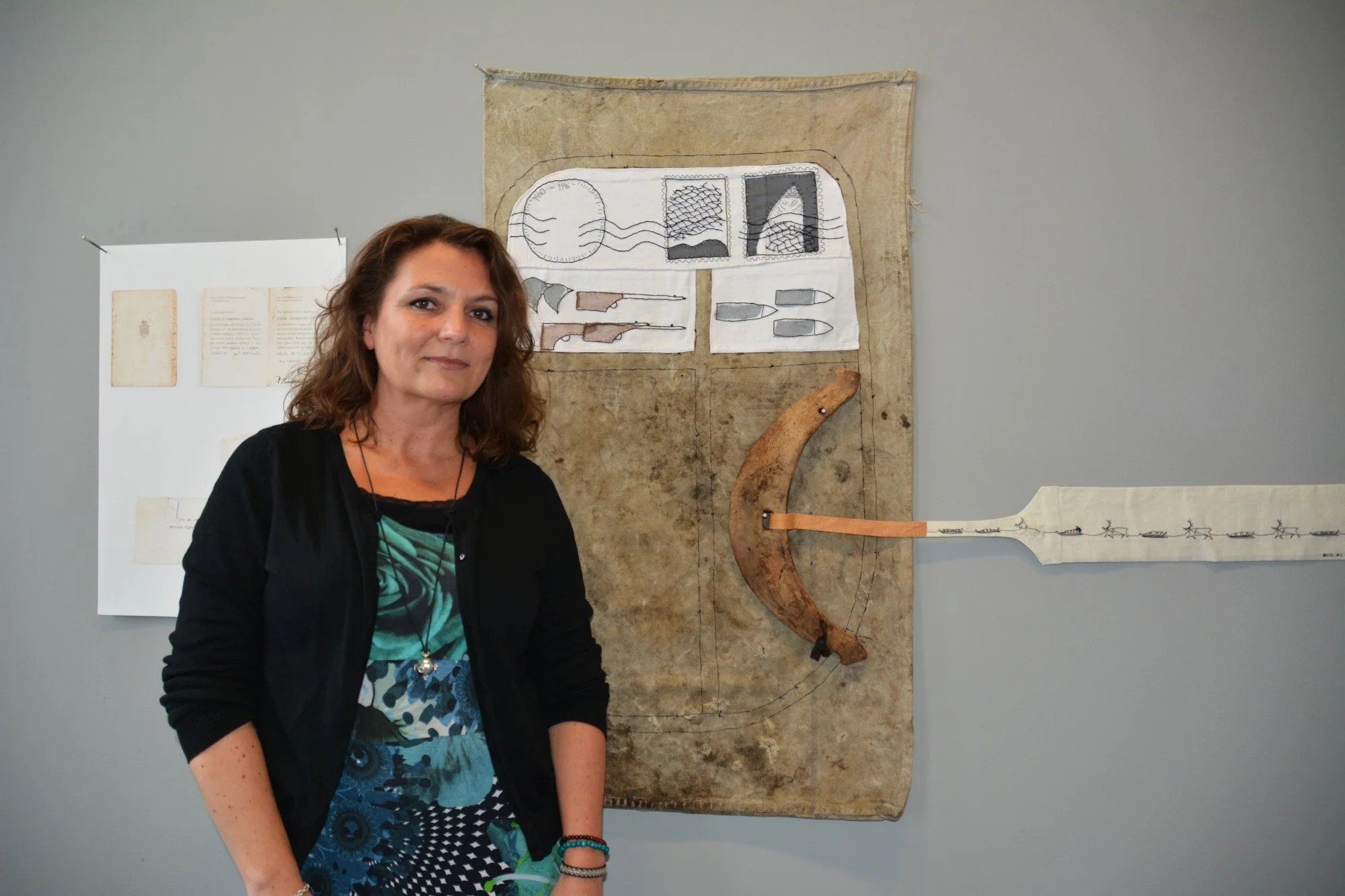  Irene Snarby på Tromsø Kunstforening i utstillinga  Čáppatvuohta ja duohtavuohta - Beauty and Truth  – et samarbeid med forskningsprosjektet SARP - The Sámi art research project. Kunstverket i bakgrunnen er Britta Marakatt-Labbas  Ráhkan (krakelert)