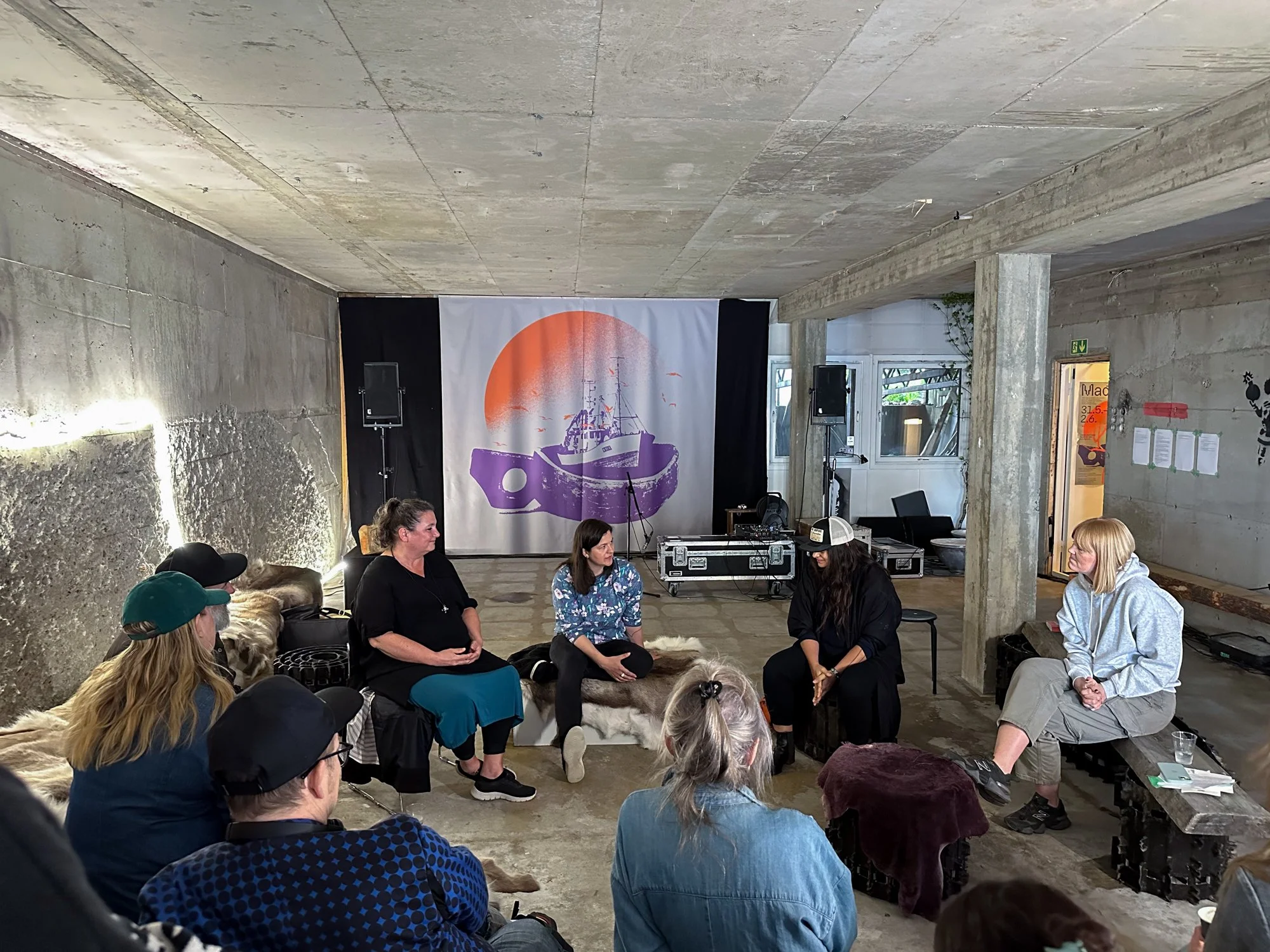  Panelsamtale med kuratorene Irene Snarby, Nivi Christensen og Candice Hopkins. Ledet av Hanne Hammer Stien. Foto: Hilde Sørstrøm 