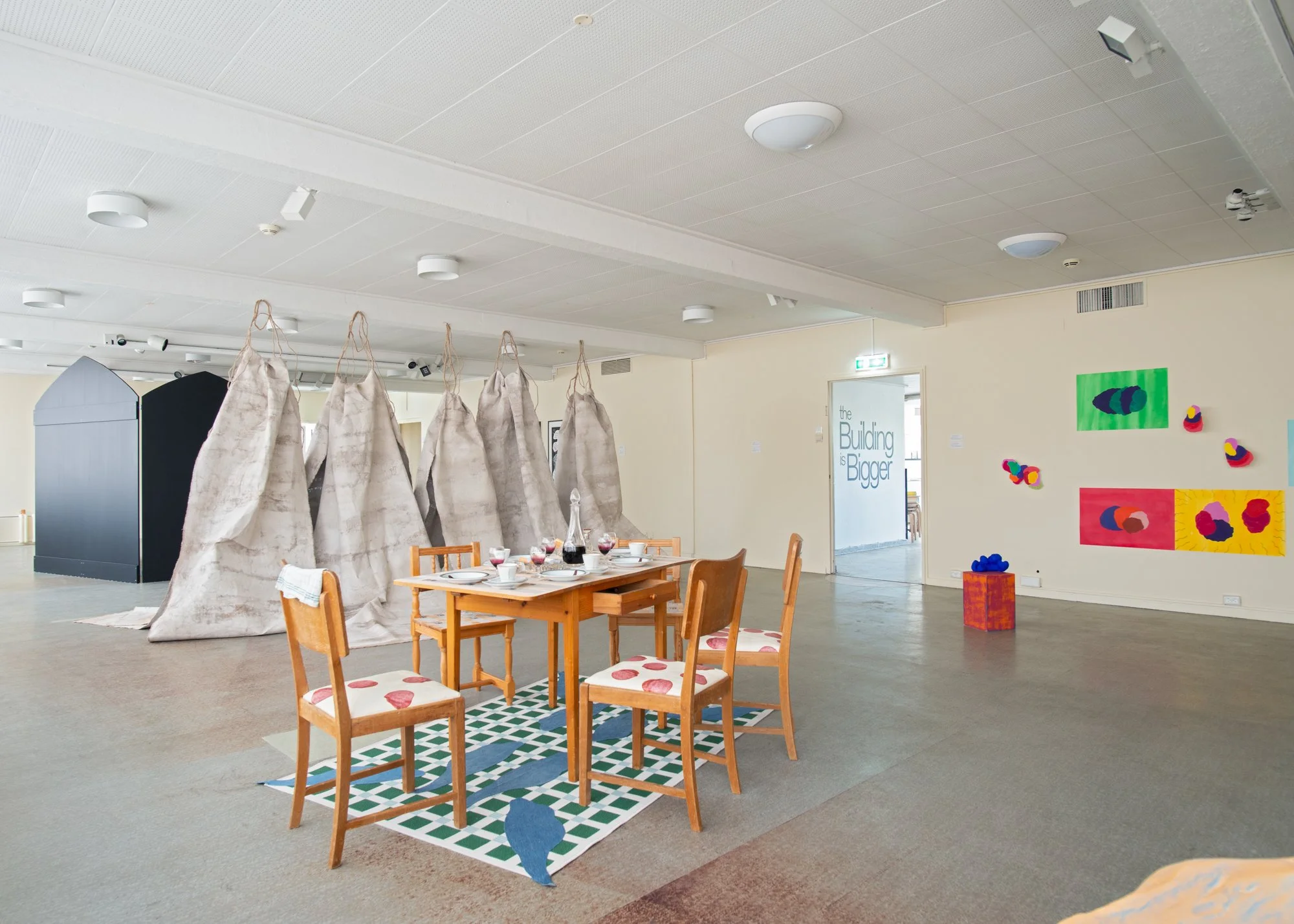  Tromsø Kunstakademis avgangsutstilling  The Building is bigger  på Tromsø Kunstforening. Foto: Mihály Stefanovicz/Tromsø Kunstforening. 