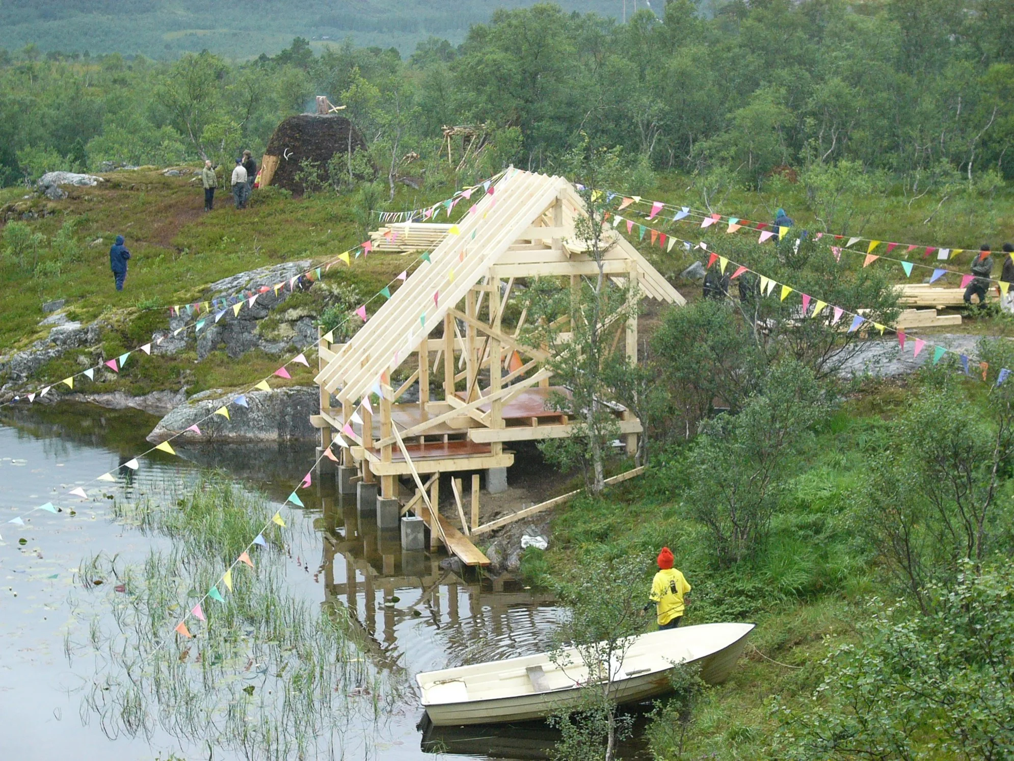  Fra byggingen av Thaihuset som er laget i nordthailandsk tradisjon, men tilpasset klimaet ved Kjellingvatnet. Foto: Sørfinnset skole / the nord land.   