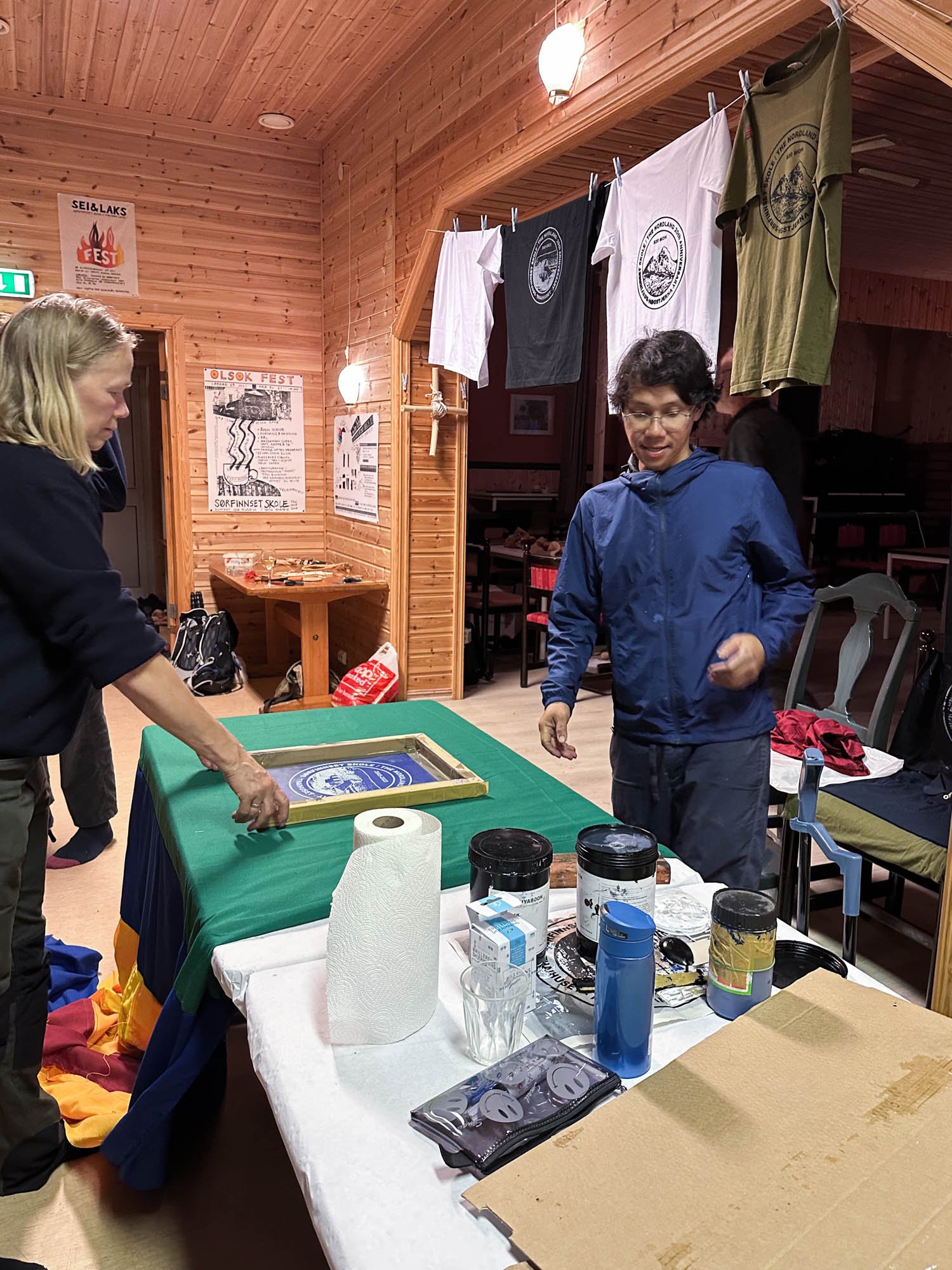  Silketrykking med Kaew Nirun Saengpolsith. Søssa Jørgensen til venstre. Foto: Hilde Sørstrøm 