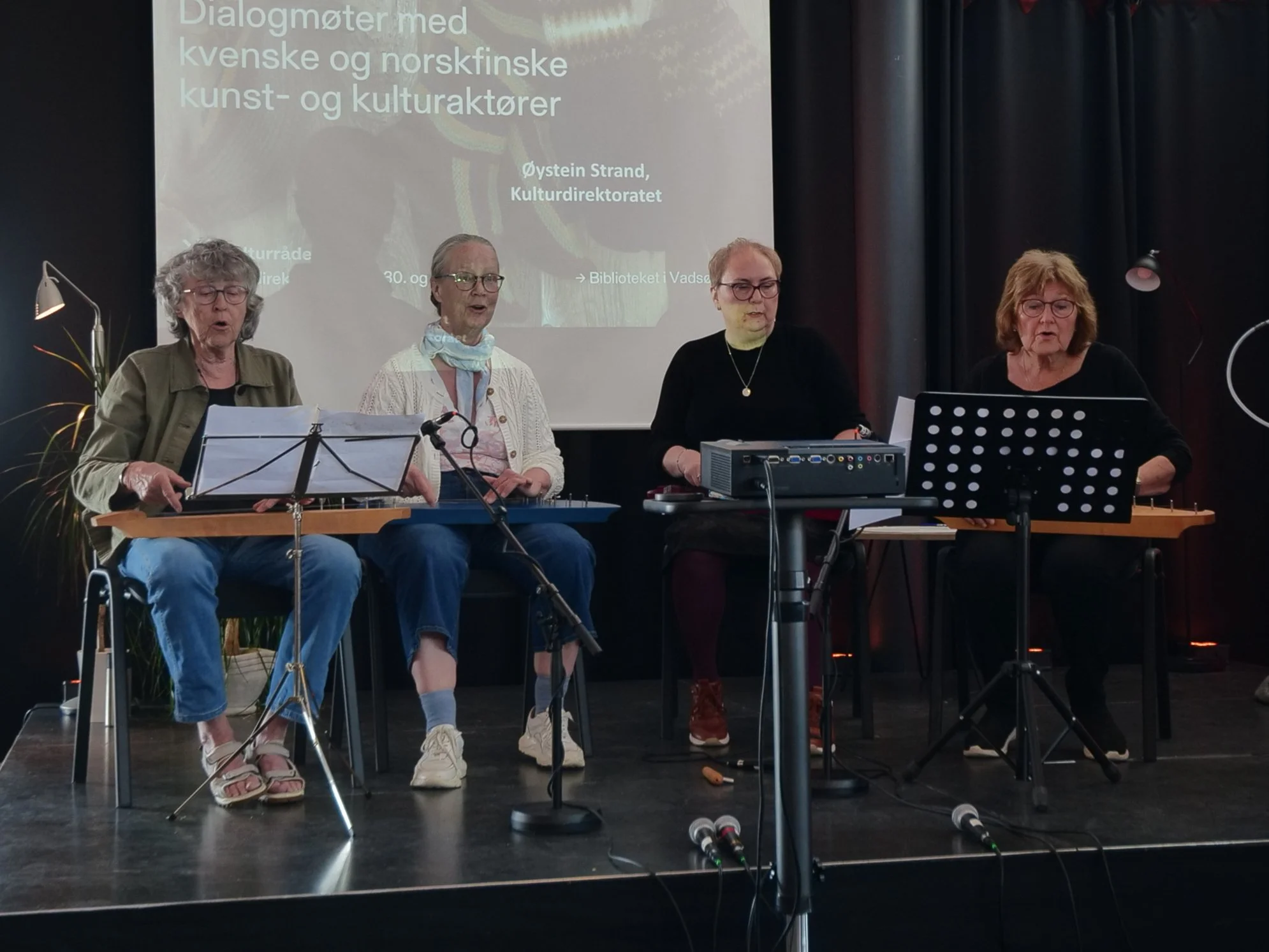  Kantelegruppen Vesasaari kantelettaret spilte og sang kvenske sanger, deriblant vuggesangen  Toti toti  og den kvenske «nasjonalsangen»  Hyvän illan . Foto: Inger Emilie Solheim 