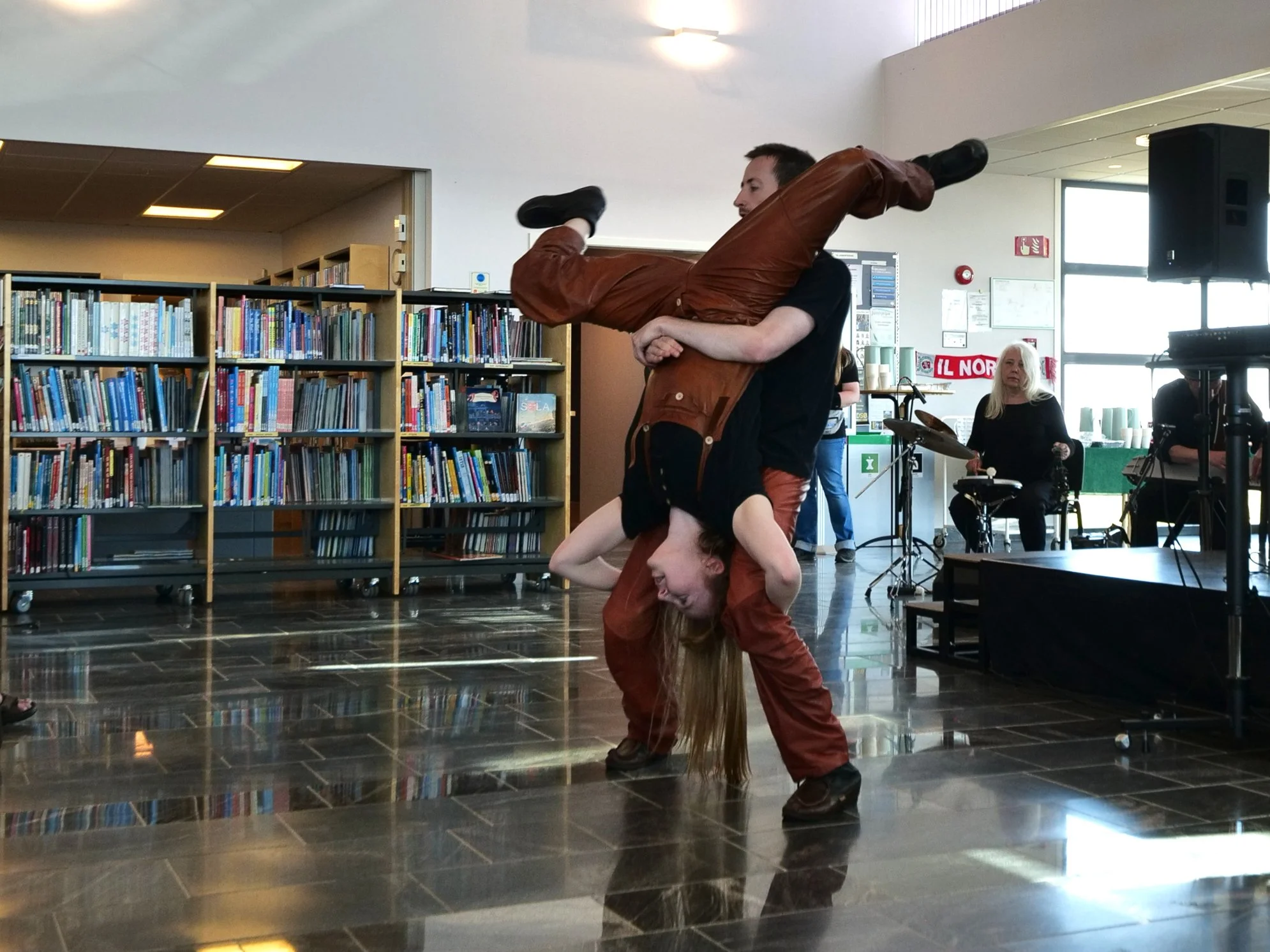  Danser og koreograf Astrid Serine Hoel og danser Andreas Vorkinnslien i danseforestillingen  Kahrutanssi (bjørnedans) (  produsert av Kvääniteatteri – Kvensk Danseteater). I arbeidet med  Kahrutanssi  har de gjort grundig research for å finne fram t